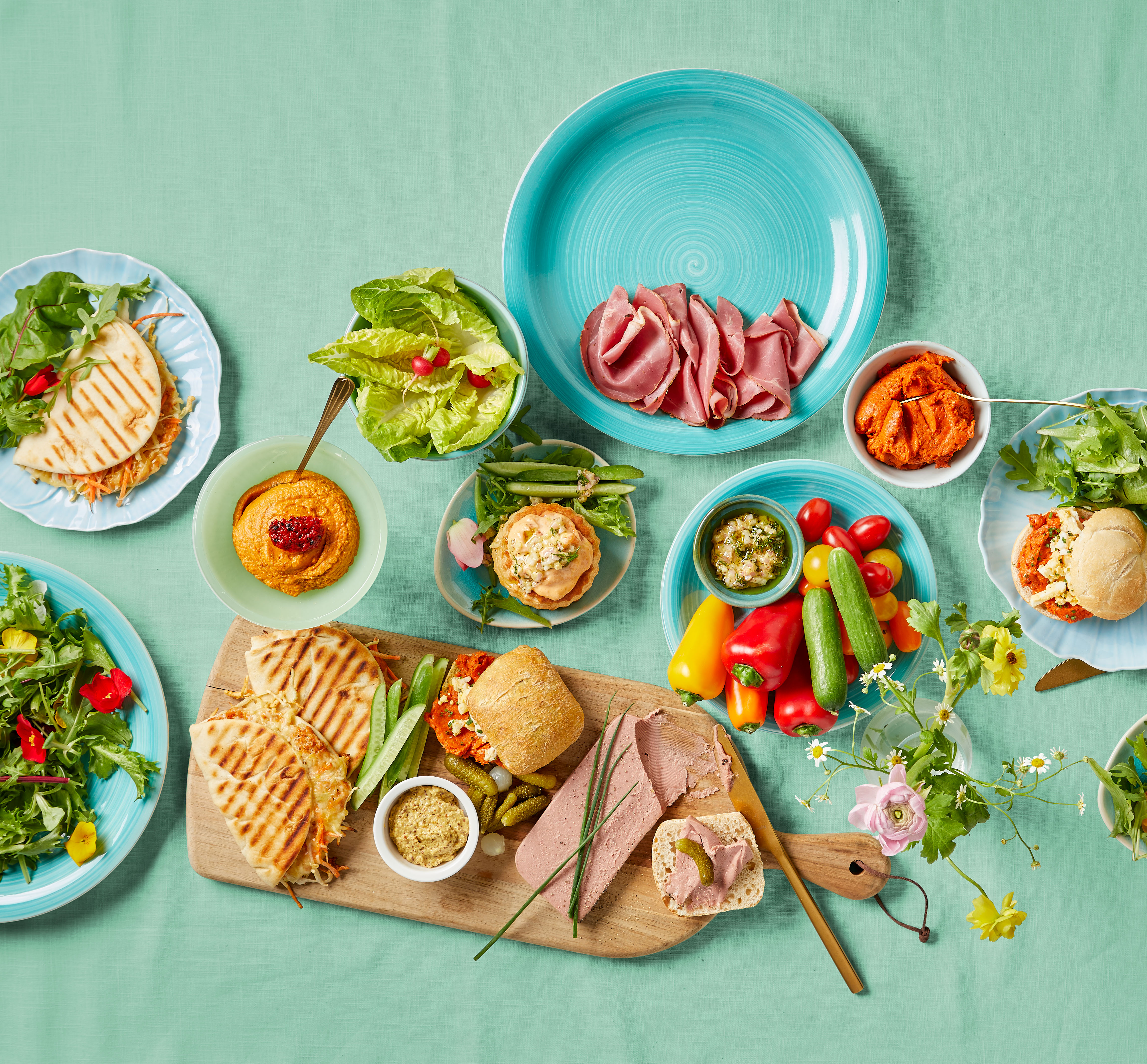 Zalmpasteitje met bloemensalade en dille-honingvinaigrette