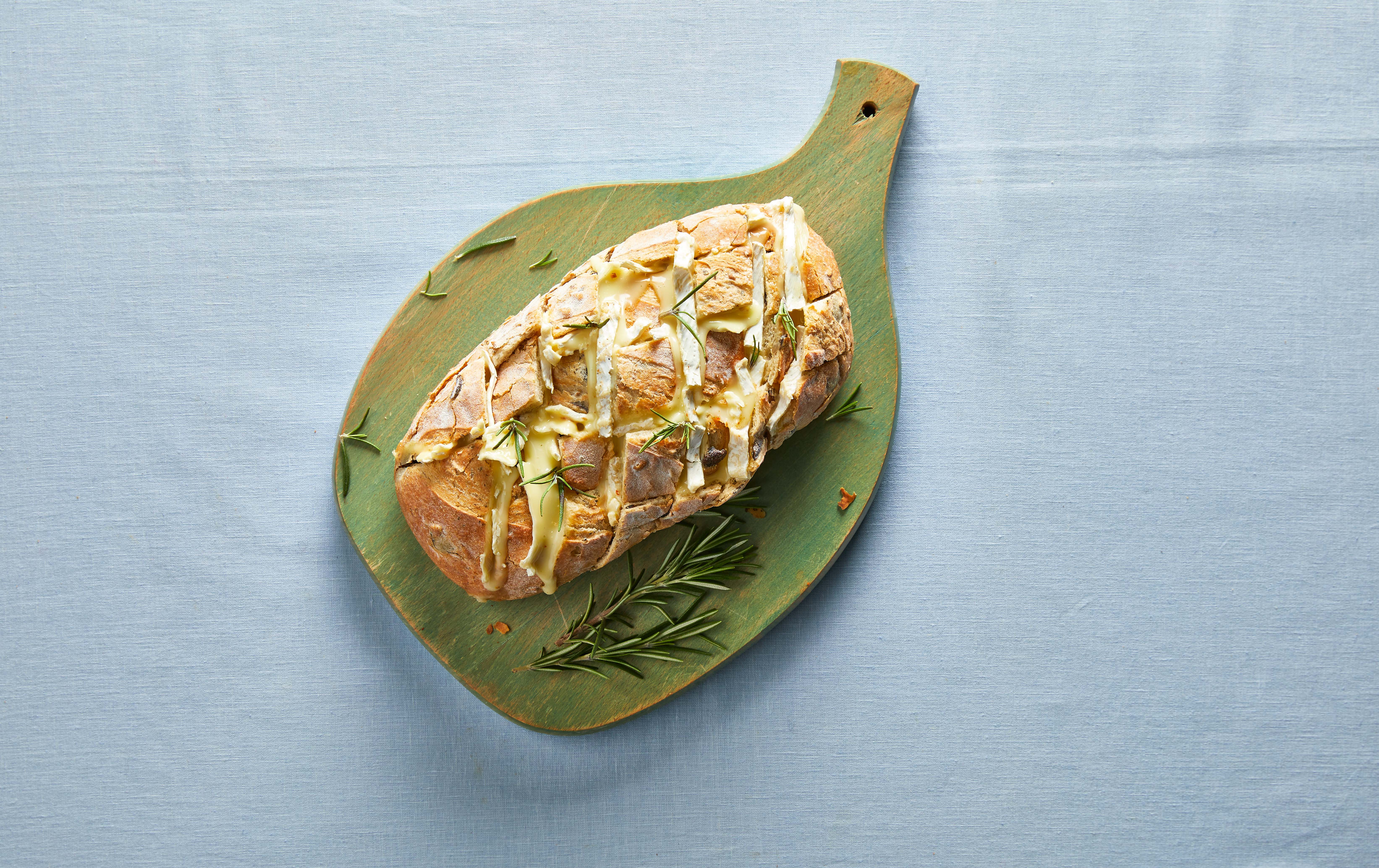 Borrelbrood met camembert en rozemarijn