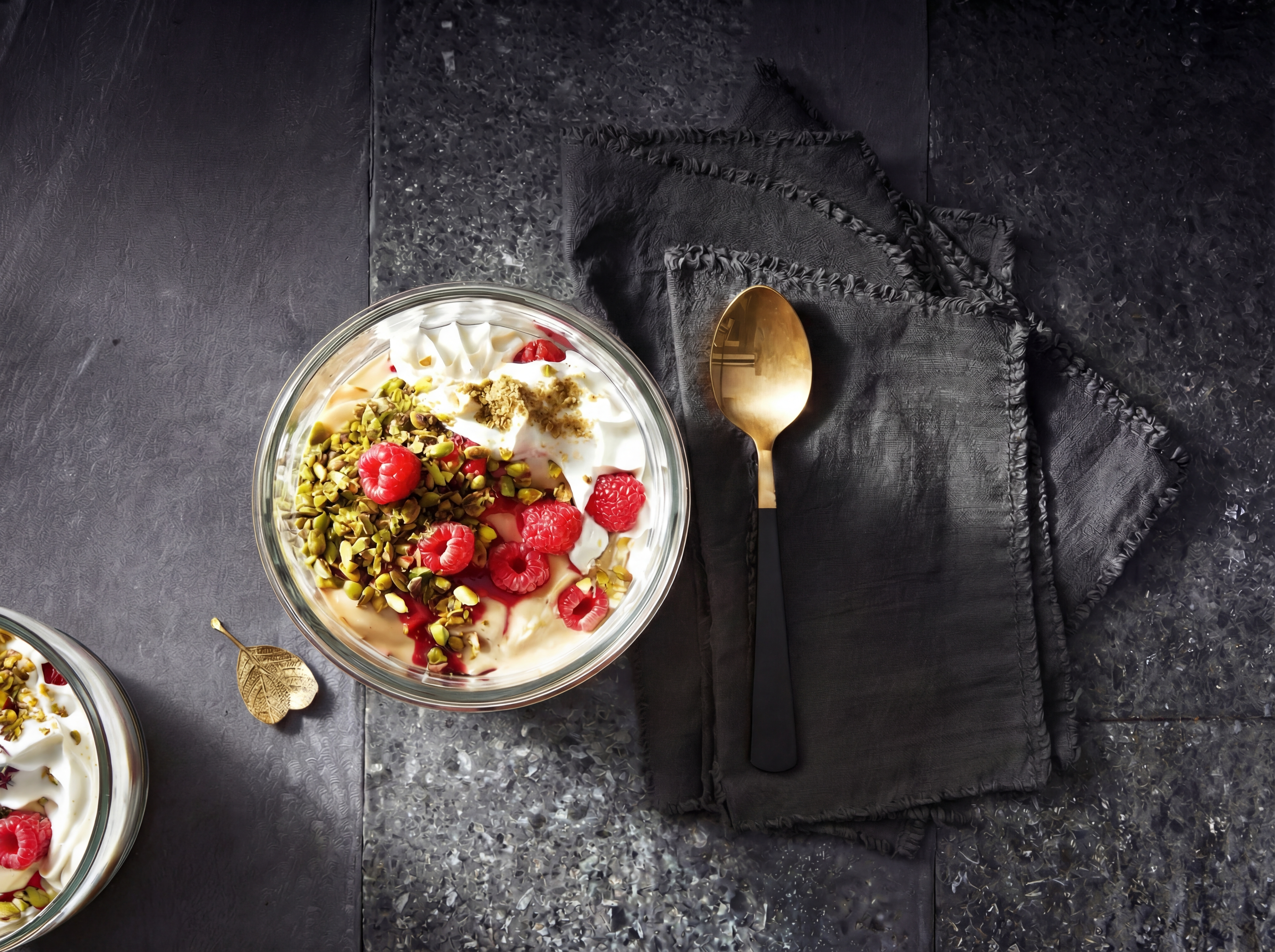 Kardemon trifle met rood fruit en pistache noten