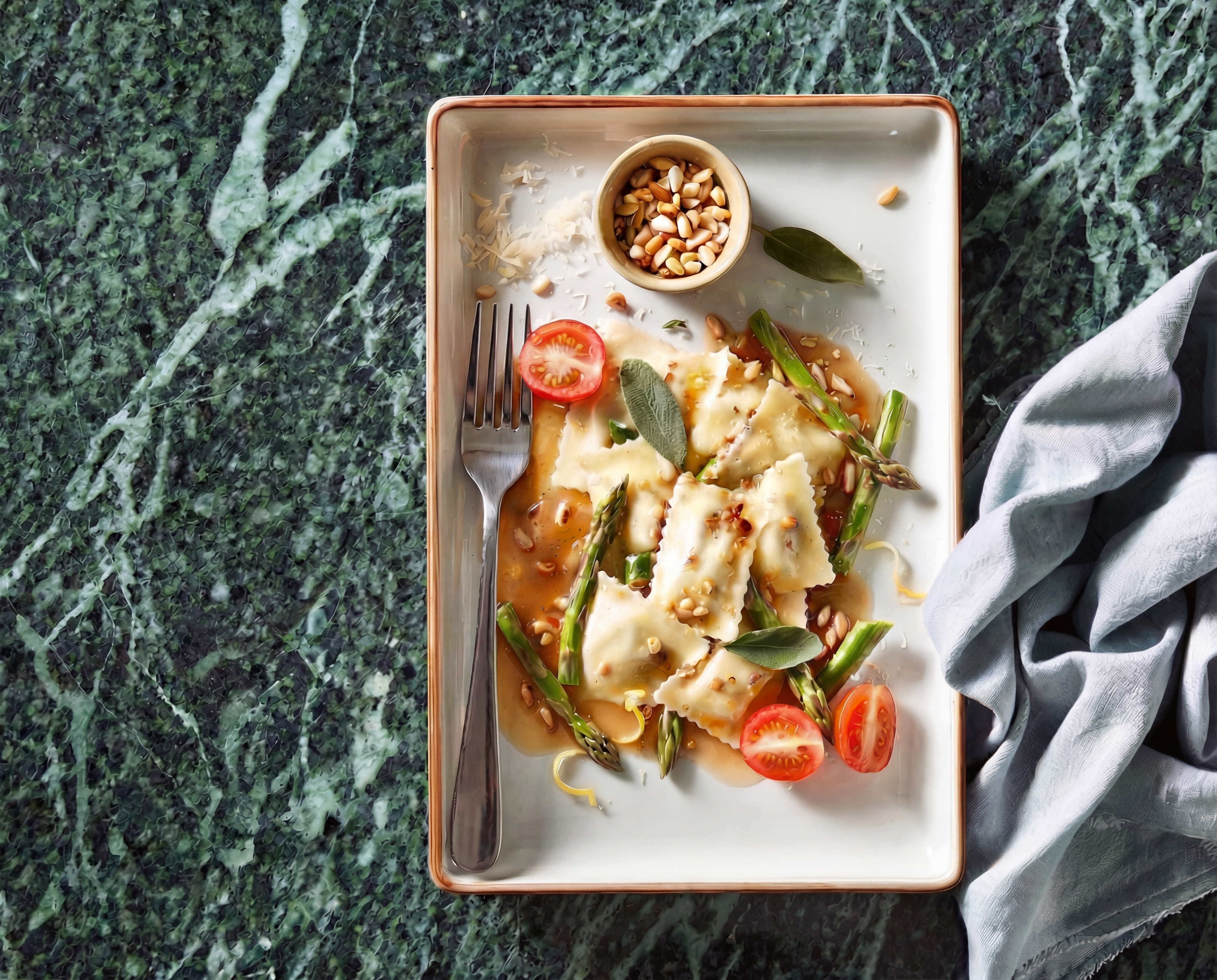 Ravioli met salieboter en groene aspergetips