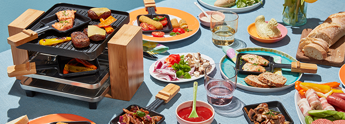 Gezellig paasgourmet met kleine pannetjes vol vlees en groenten en ei op een feestelijk gedekte tafel.