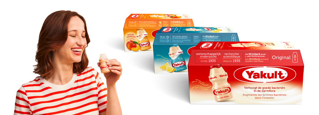 Drie verschillende verpakkingen Yakult in oranje, blauw en rood.