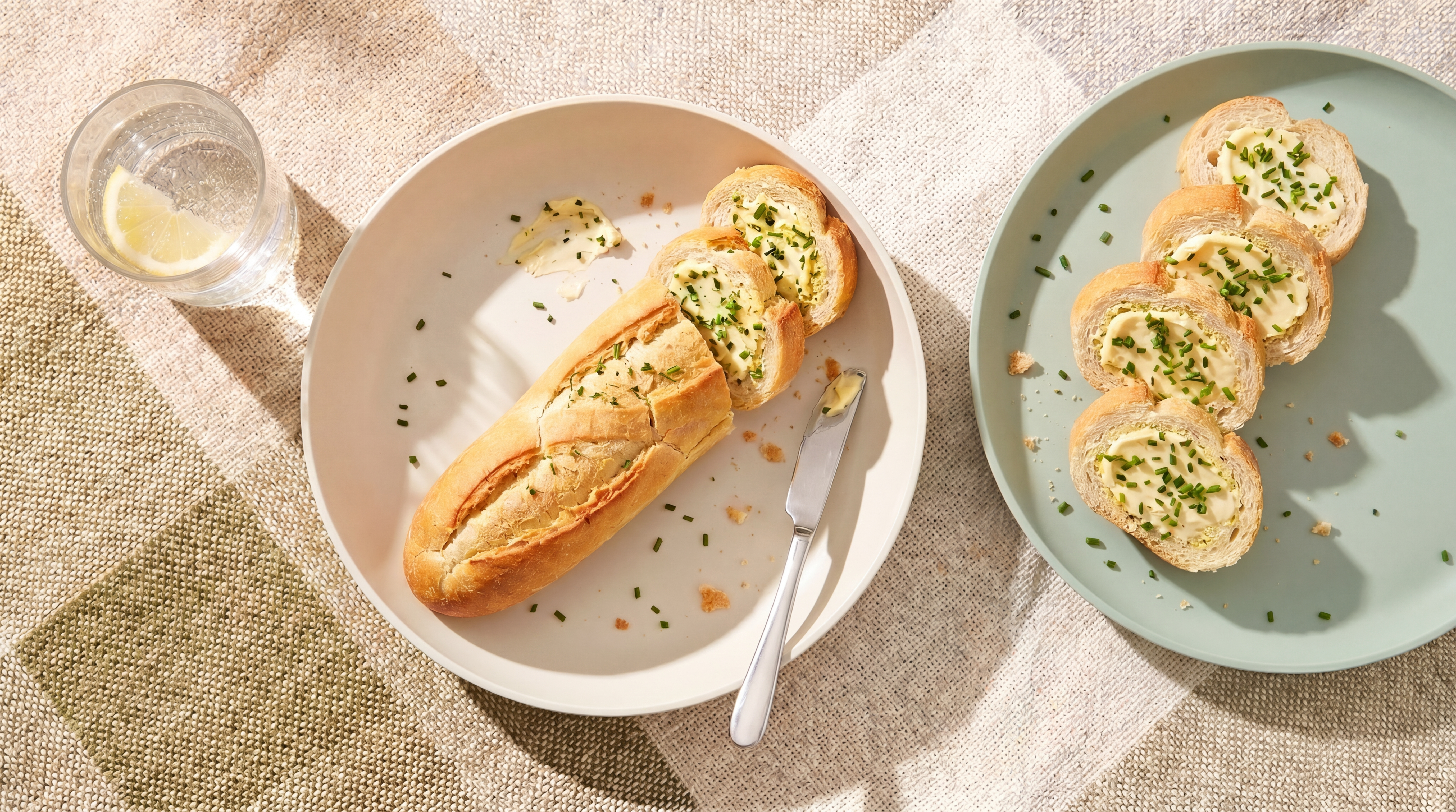 Knoflookboter afbakstokbrood