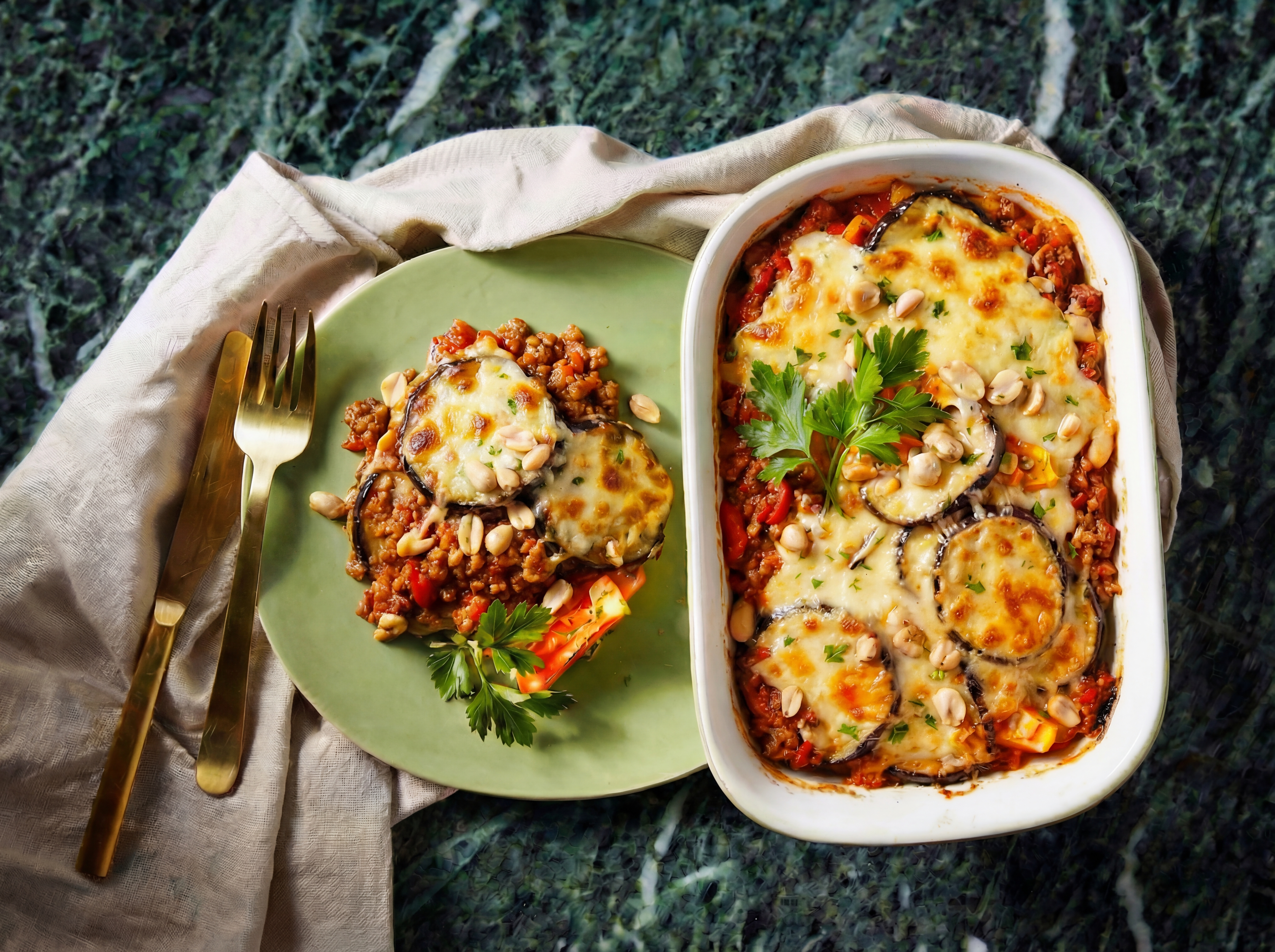 Vegan moussaka met linzen en cashewnotensaus