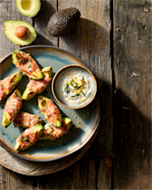 Avocado met krokante spek en knoflook-citroendip