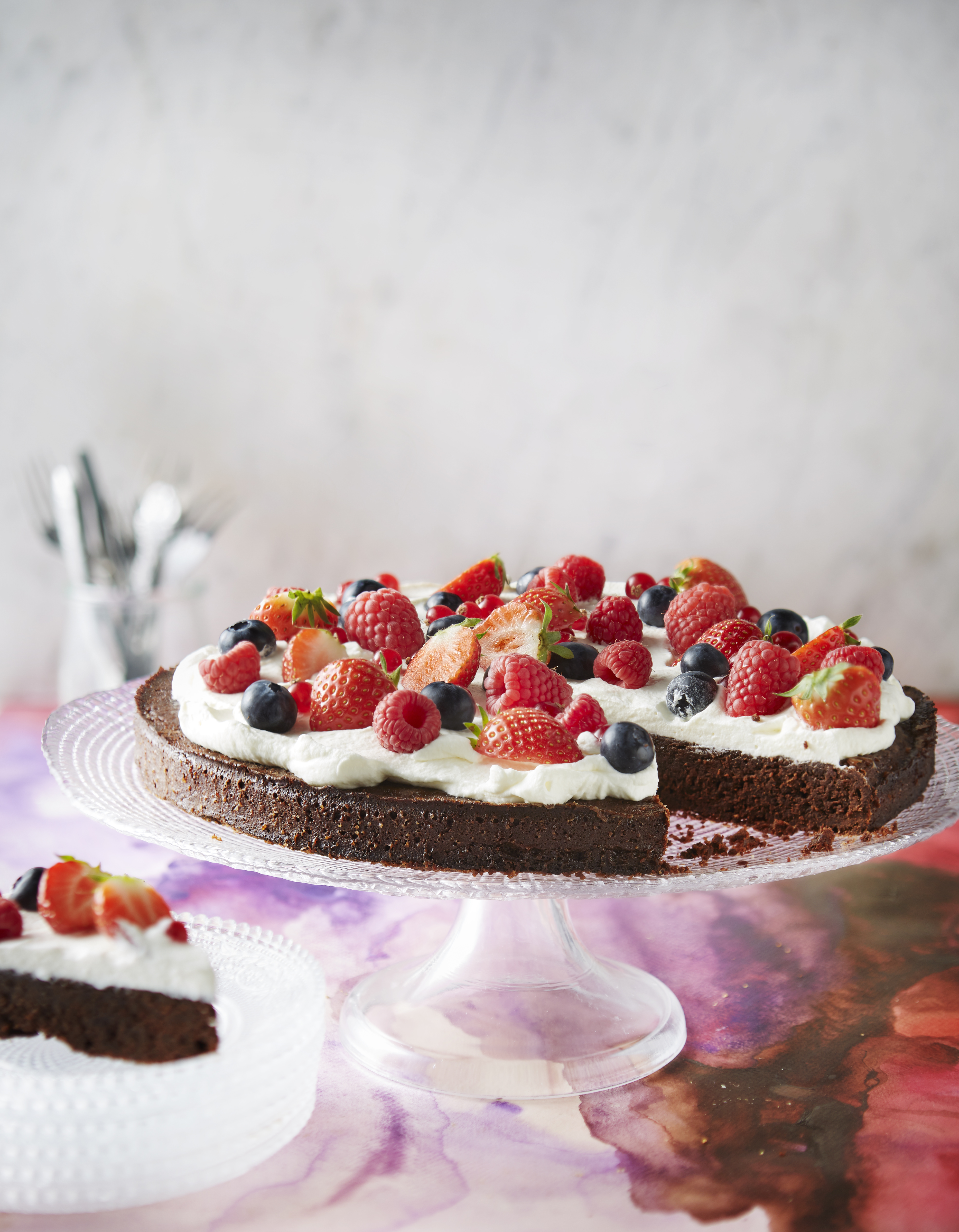 Brownietaart met zomerfruit