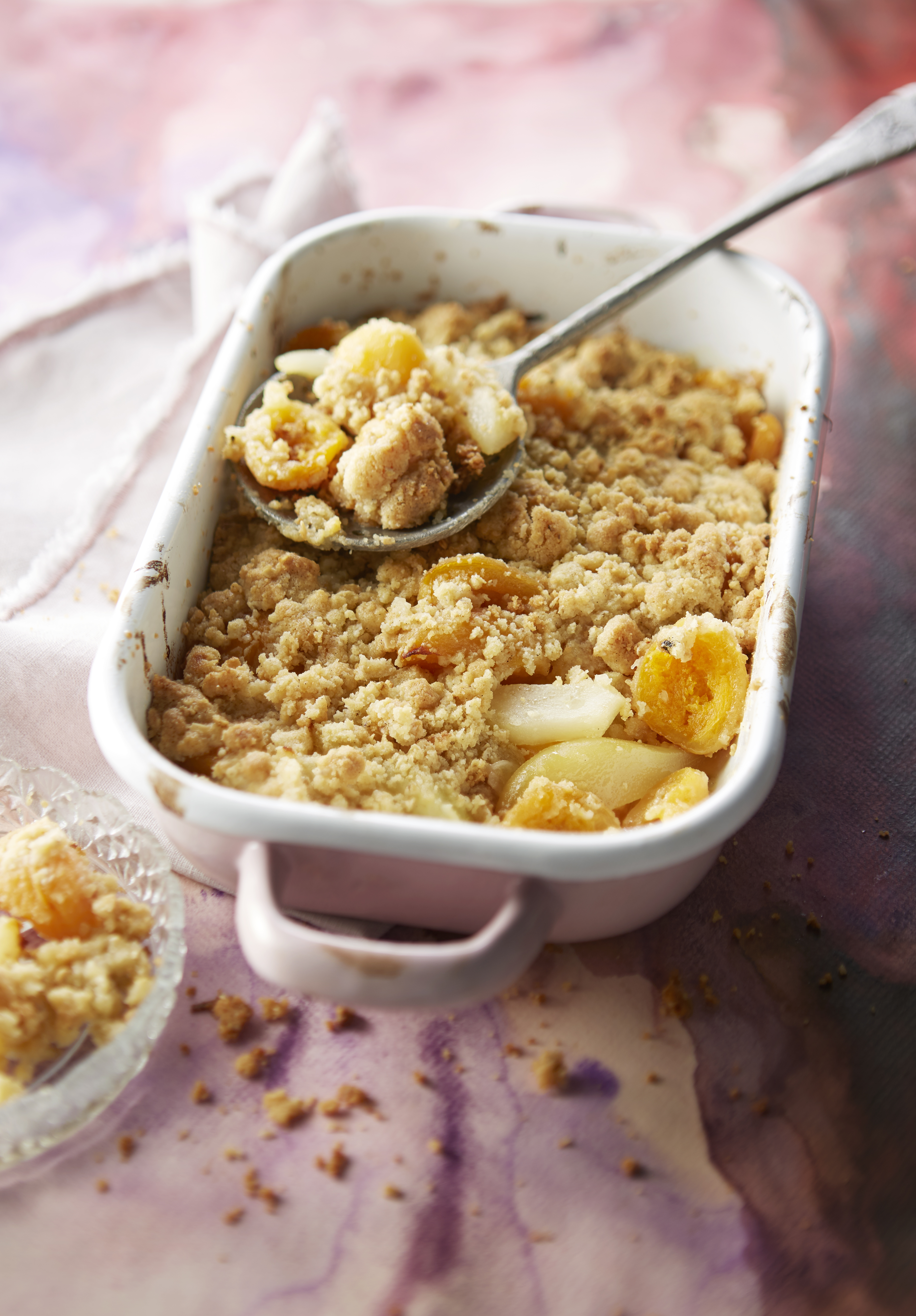 Peren-abrikozencrumble met havermout