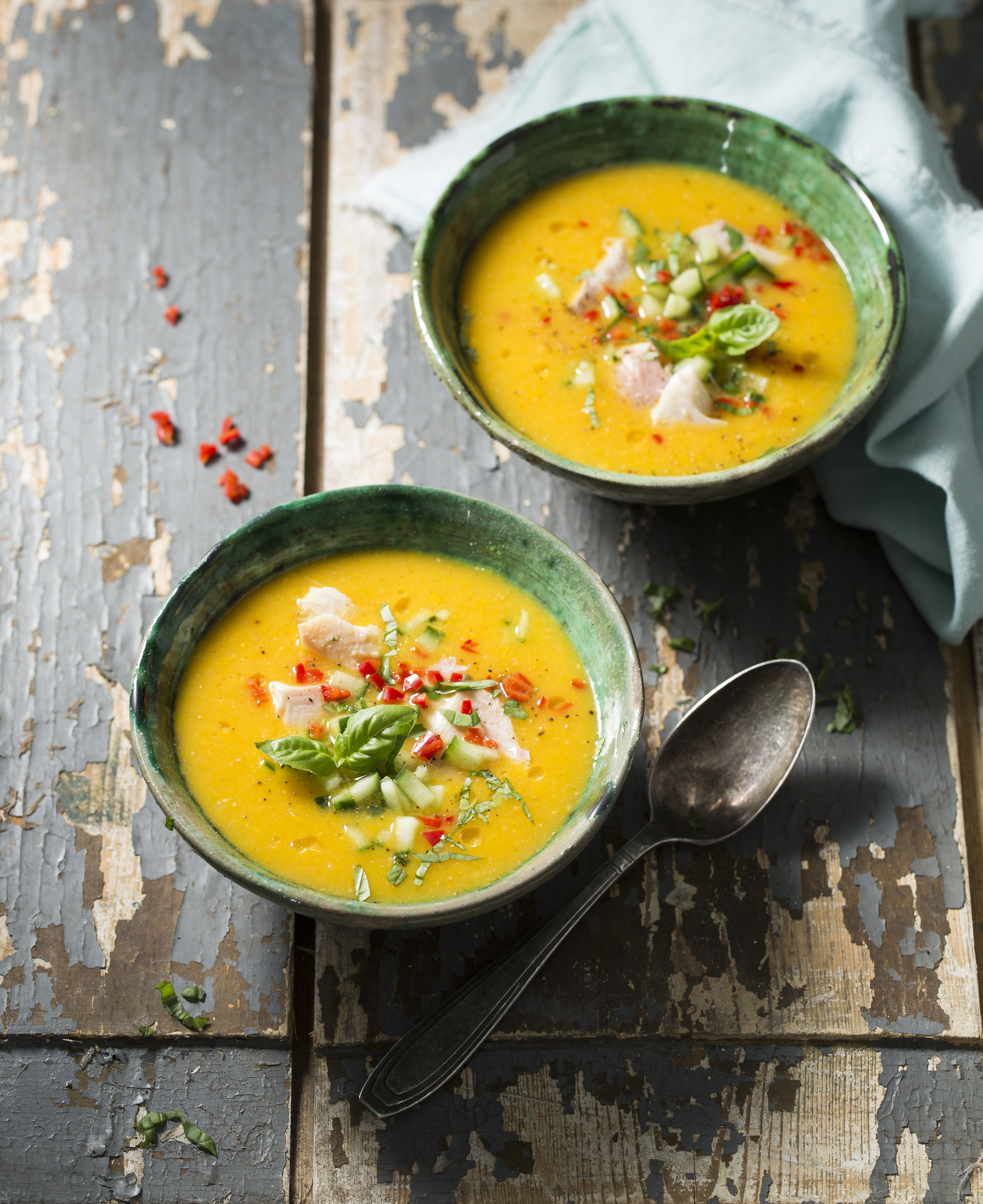 Soep van gele paprika met komkommer en forel