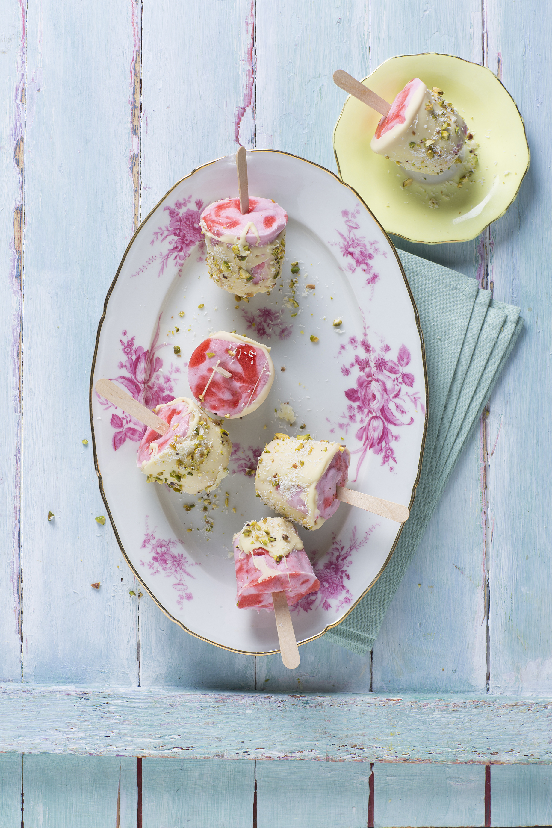 Romige yoghurtijsjes met roodfruit-swirl & kokos