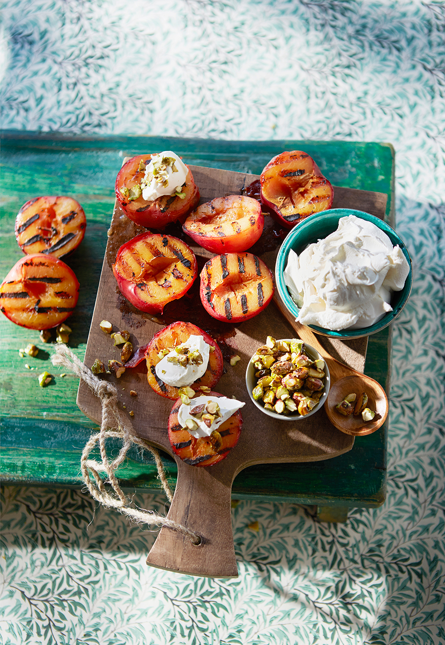 Gegrilde pruimen met vanillemascarpone en pistachecrumble