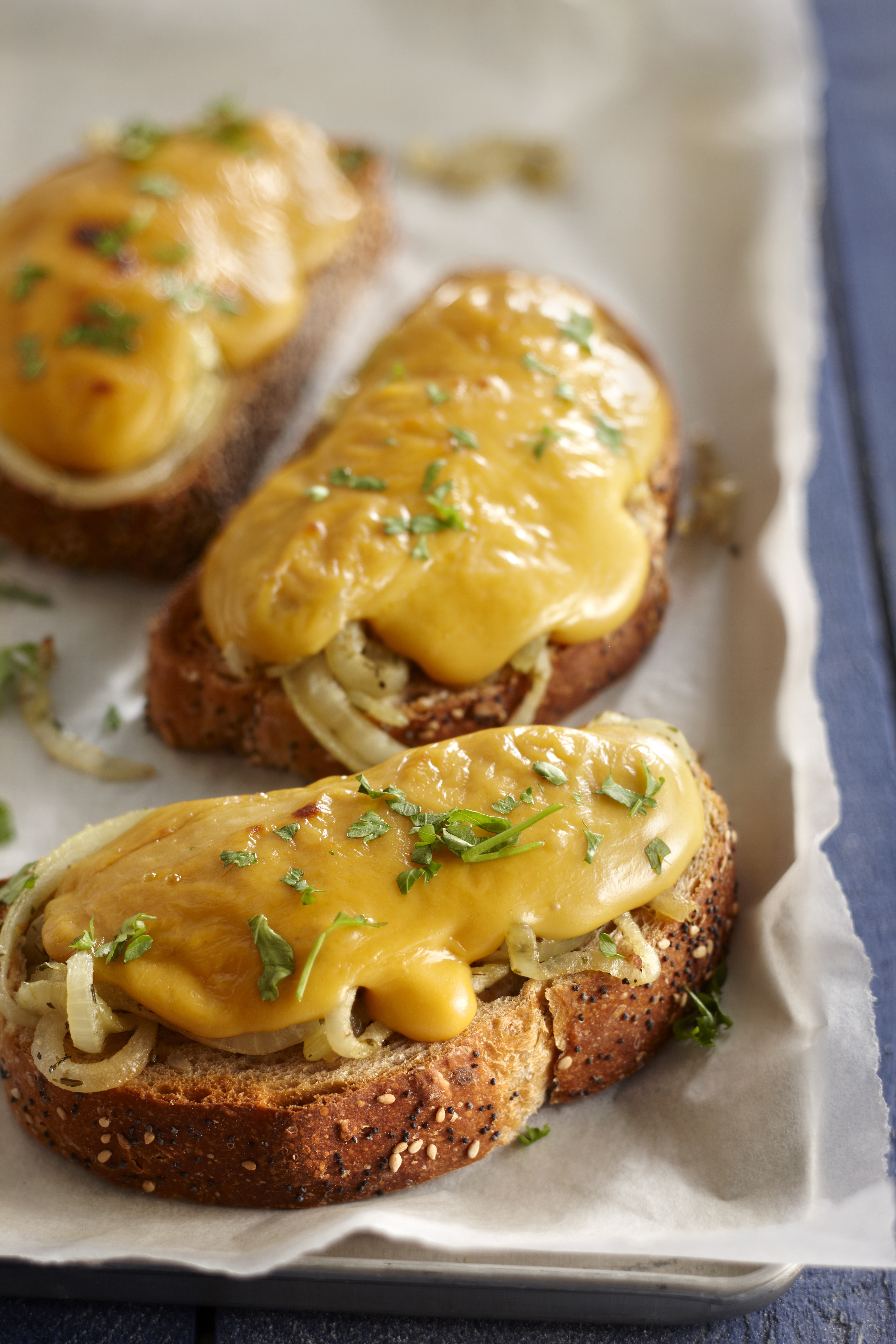Welsh rarebit met uienringen en cheddar