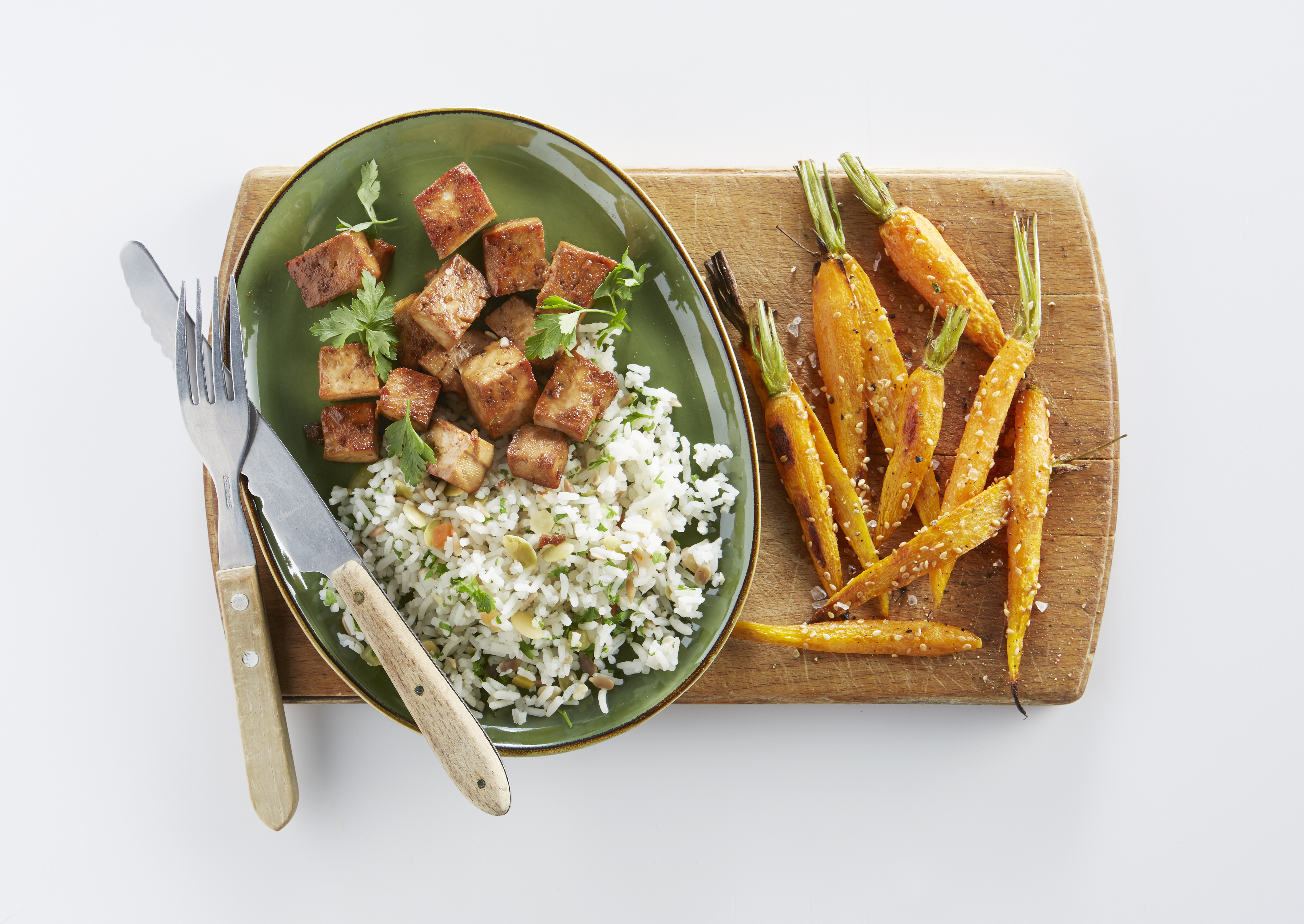 Geroosterde wortels en gekarameliseerde tofu