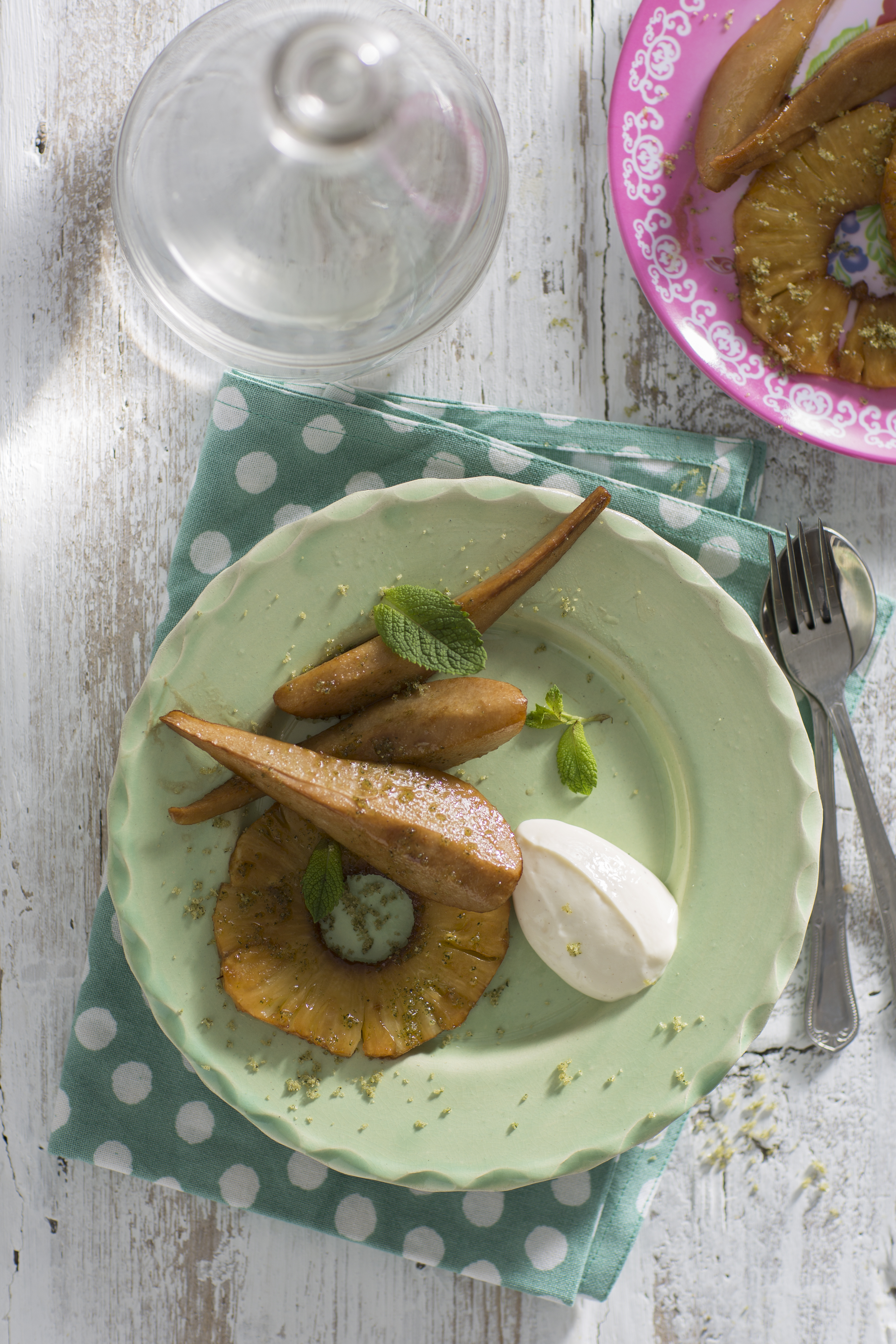 Geroosterde peer en ananas met muntsuiker