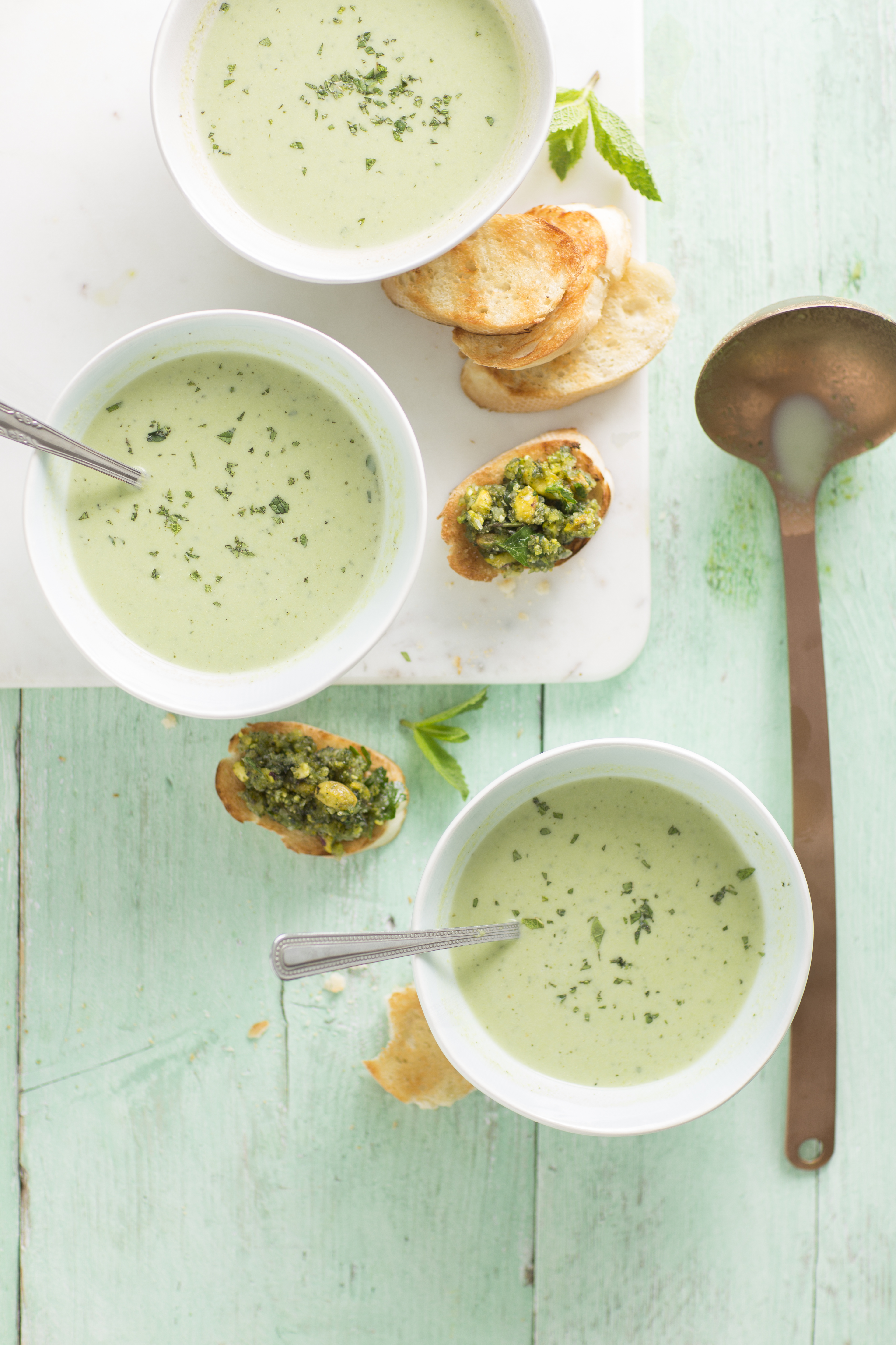Doperwtensoep en bruschetta met munt-pistcachetapenade