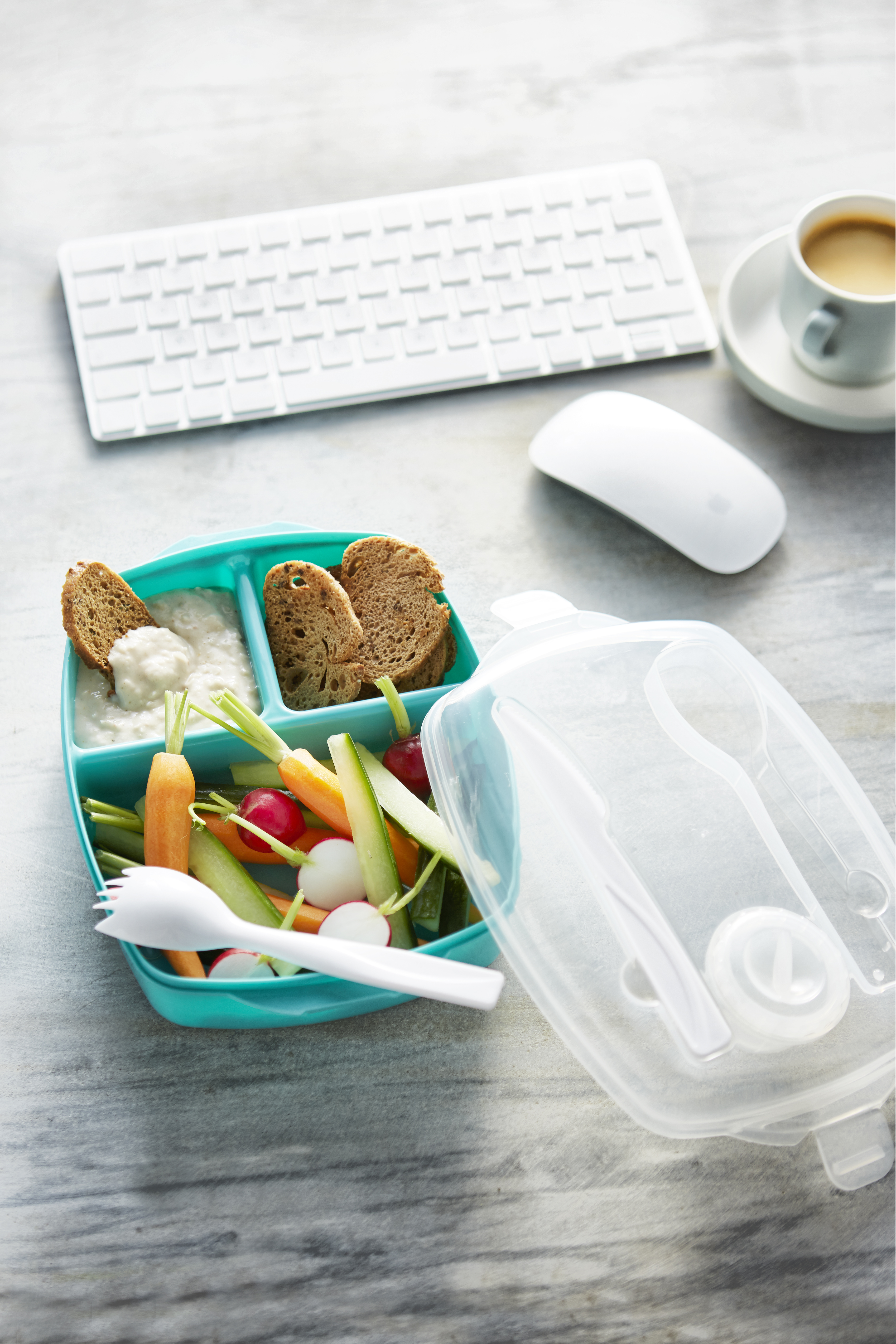 Witte bonendip met rauwkost en crackers