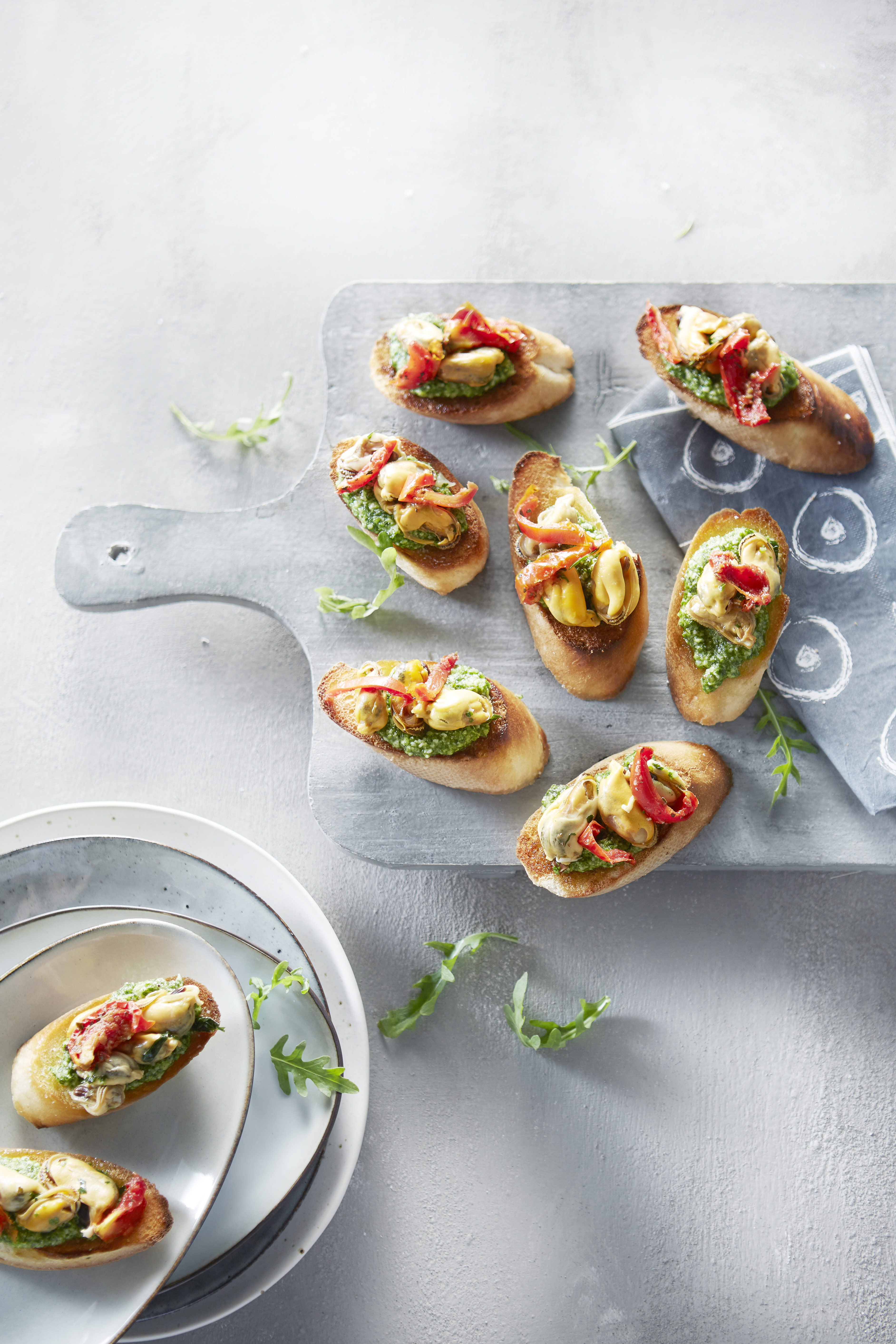Crostini met mosselen en rucolapesto