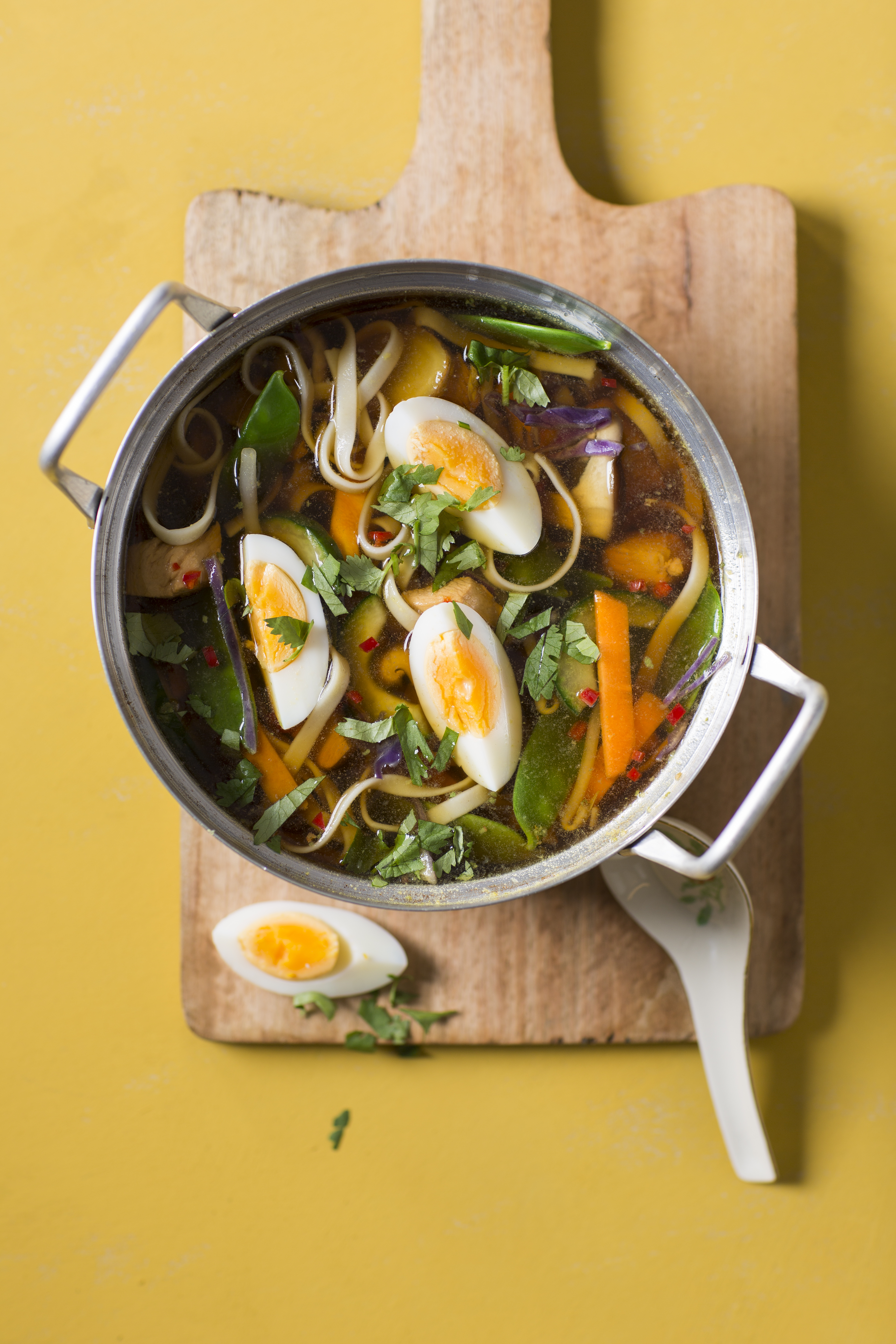 Noedelsoep met kip en peultjes