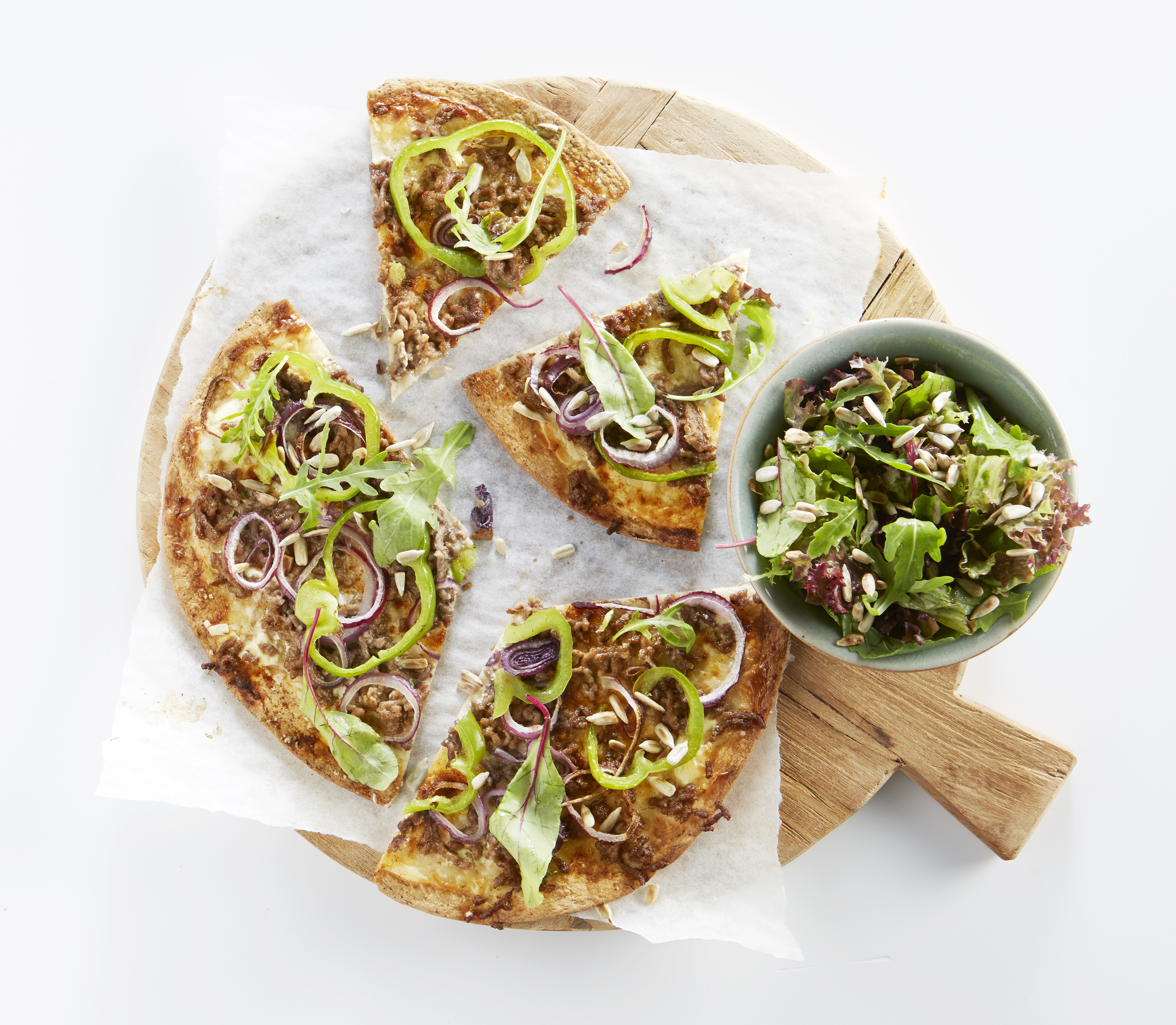 Snelle flammkuchen met gehakt en salade