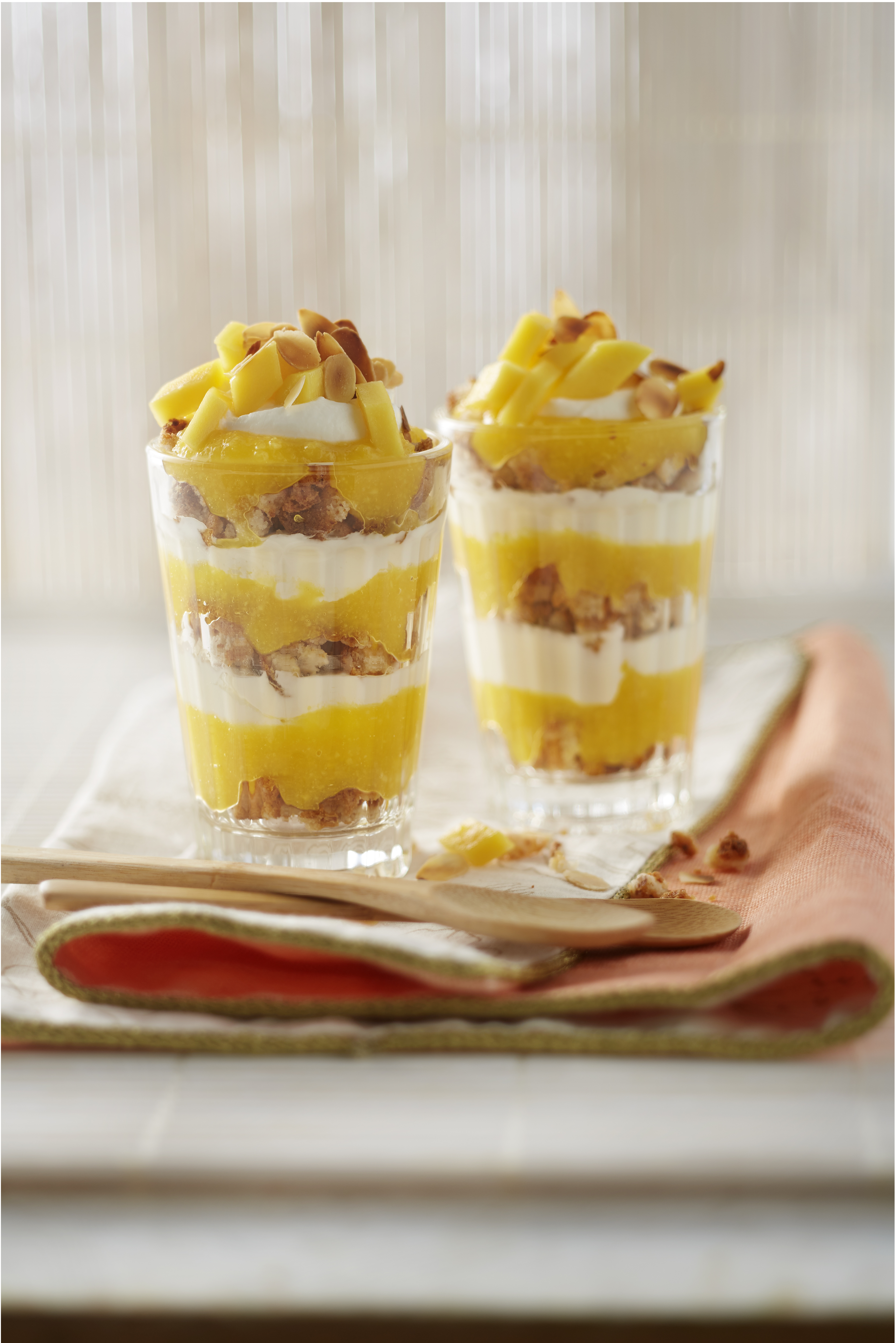 Mangocoupe met bitterkoekjes