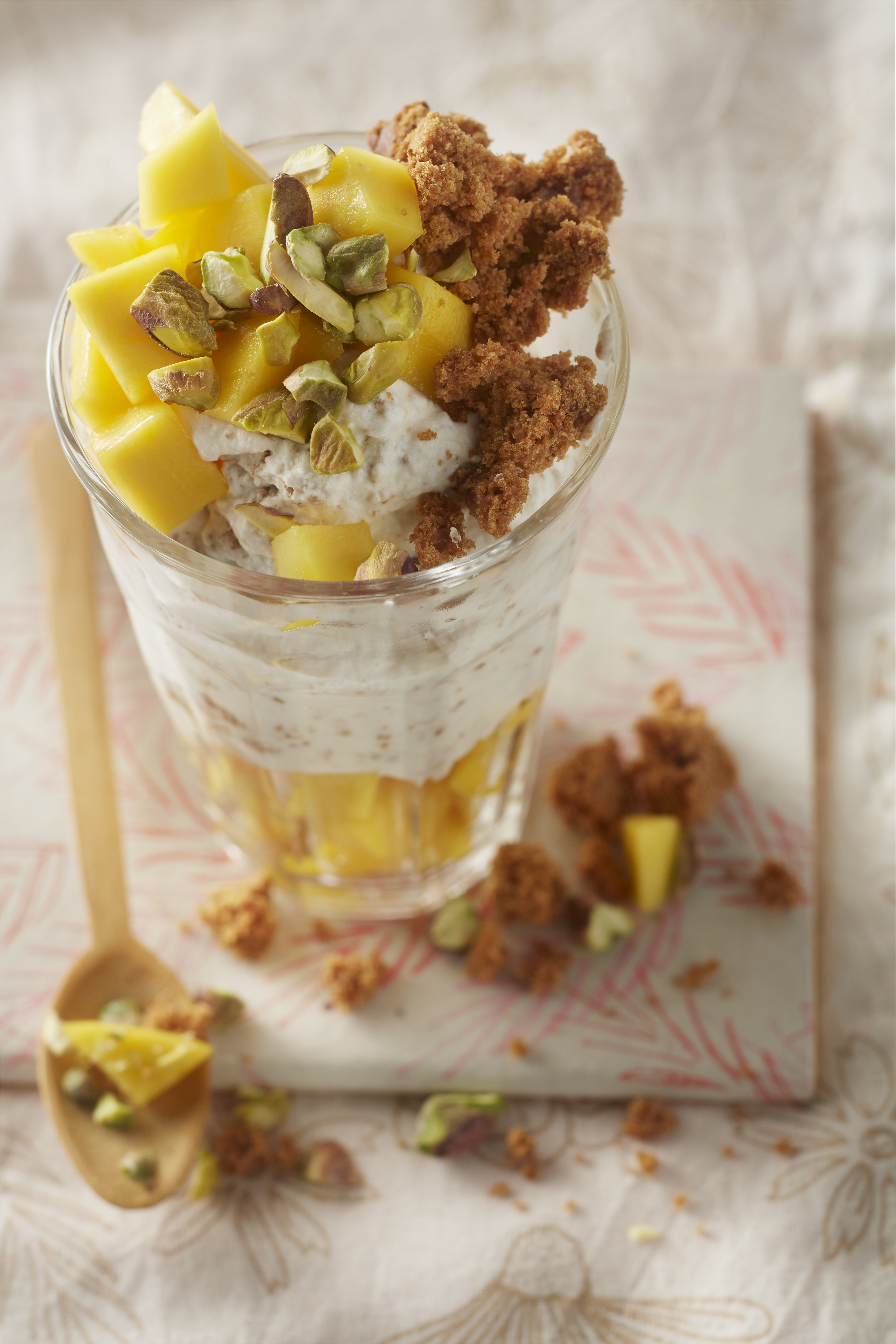 Kruidkoekmousse met mango en pistache
