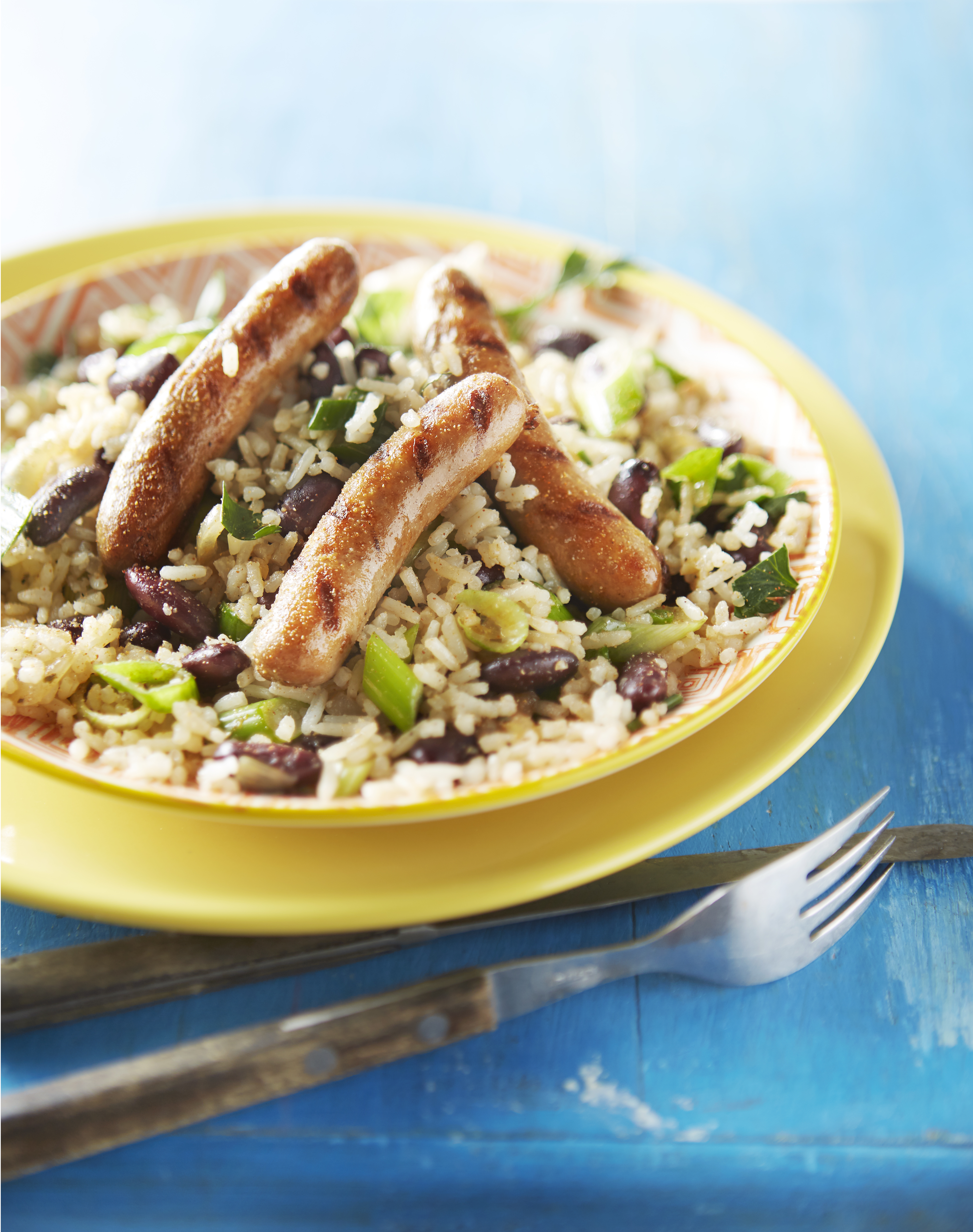 Caribische rijst met bonen en gegrilde worstjes