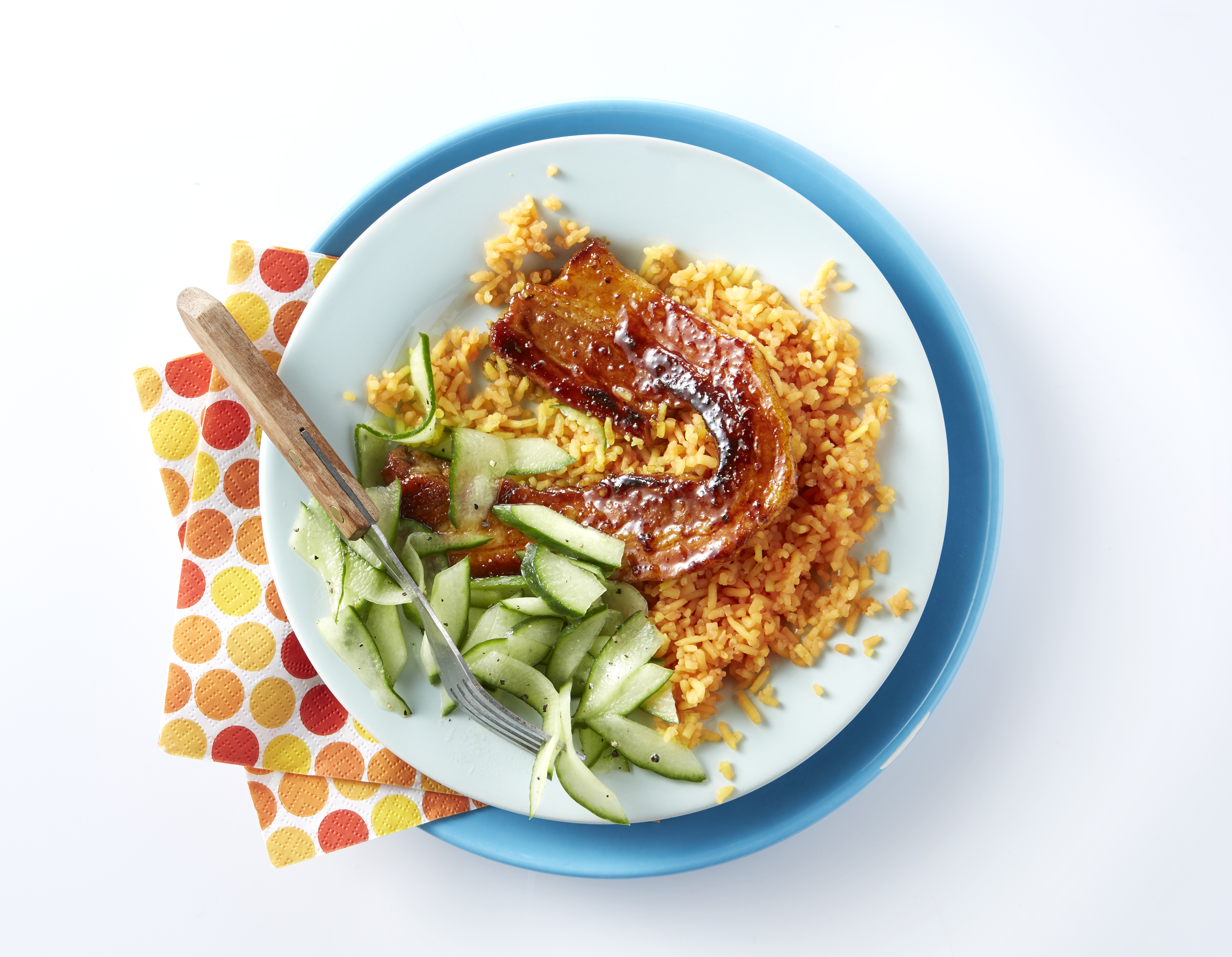 Kleverige cajunspeklapjes met zoetzure komkommer