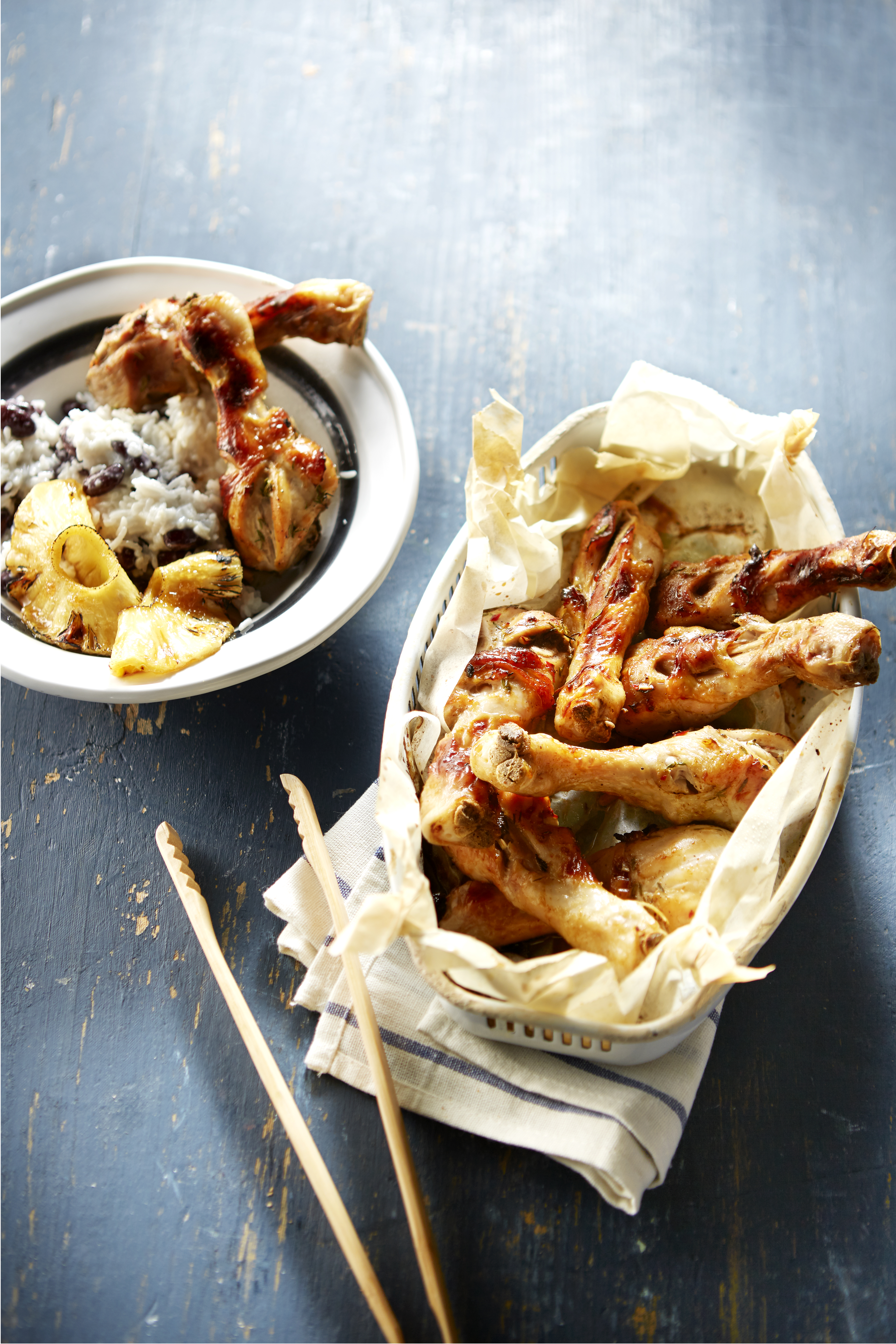 Hete kip met geroosterde ananas en bonenrijst