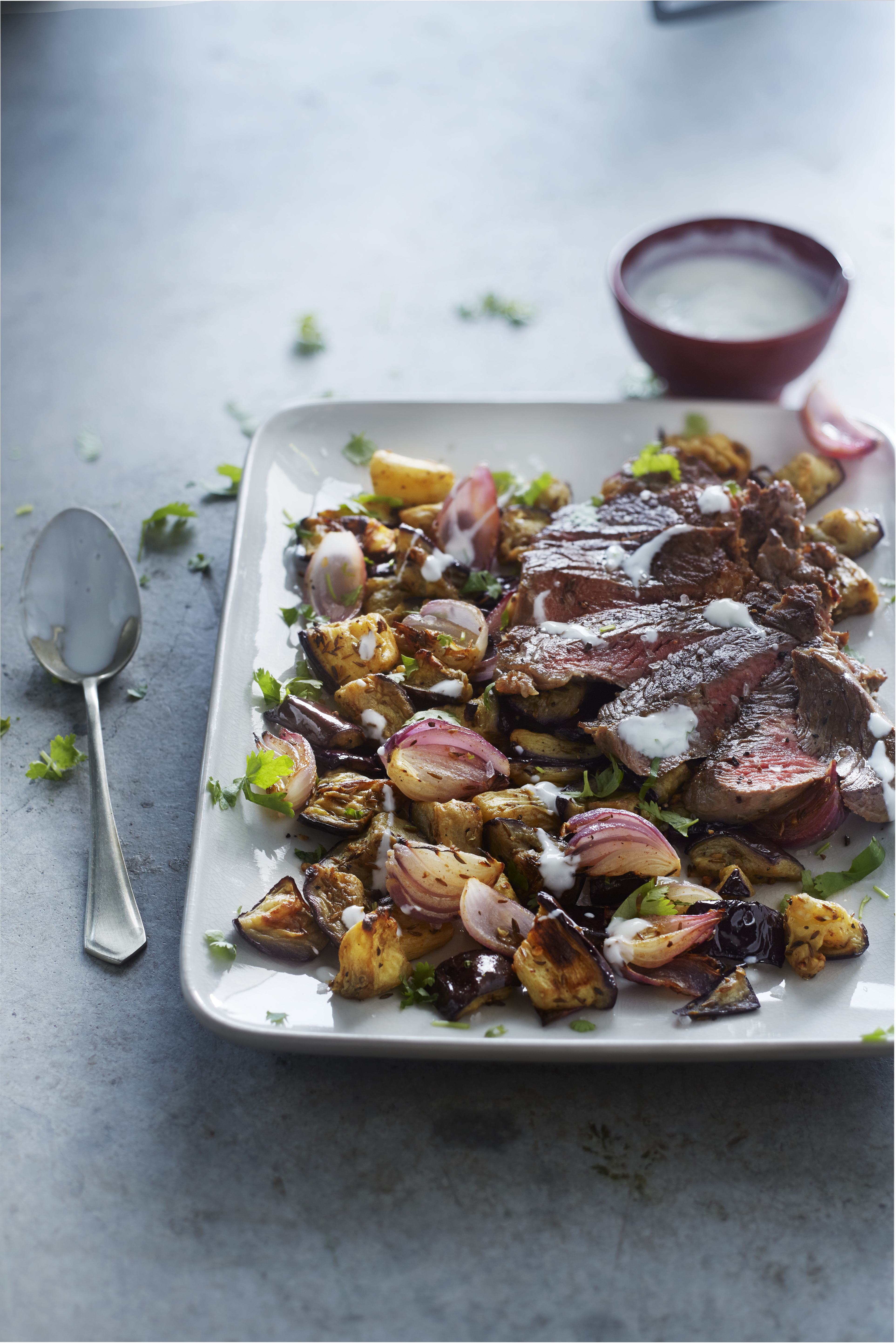 Geroosterde aubergine met komijn en rode ui