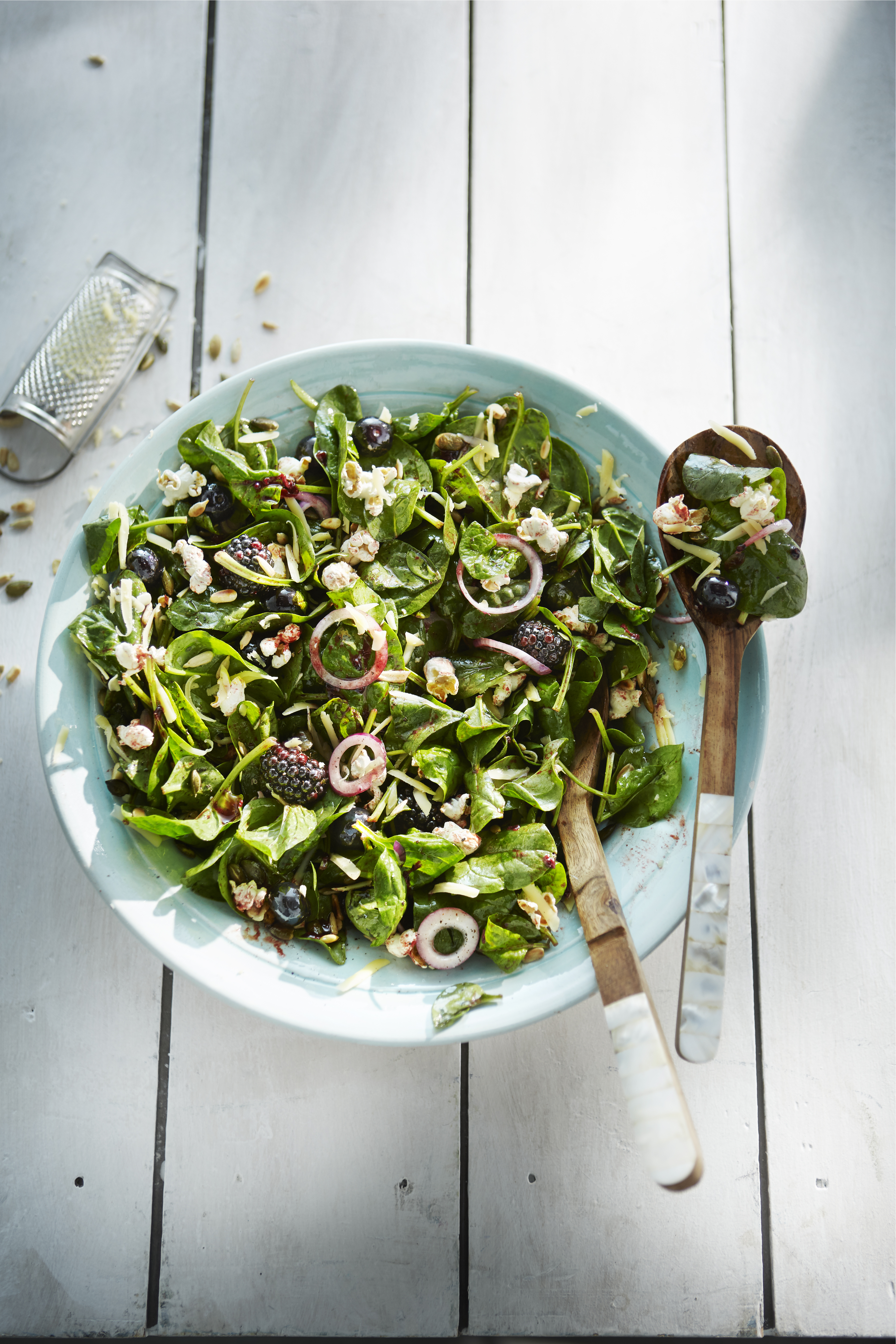 Spinaziesalade met bosfruit en oude kaas