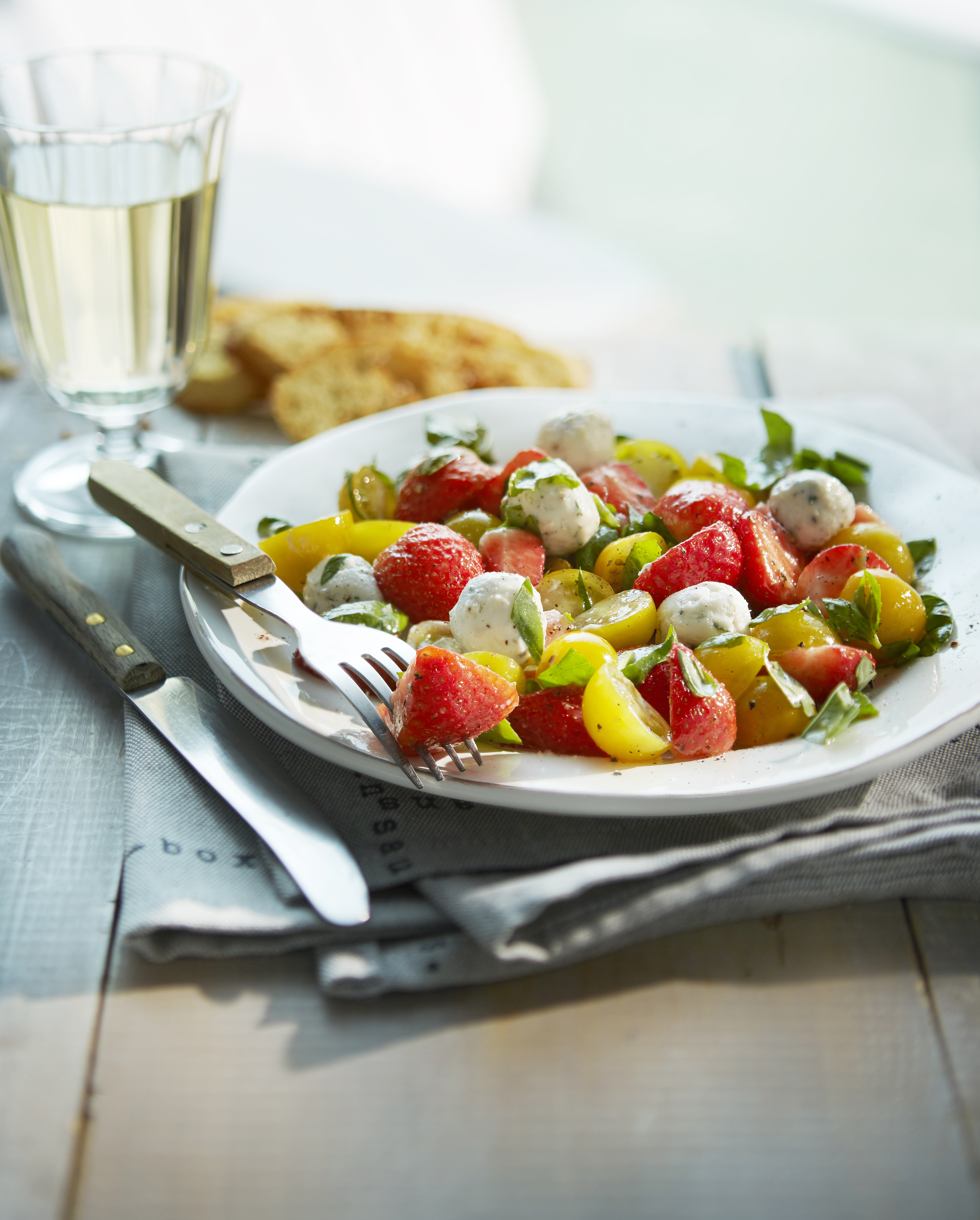 Aardbeiensalade met gemarineerde geitenkaasbolletjes