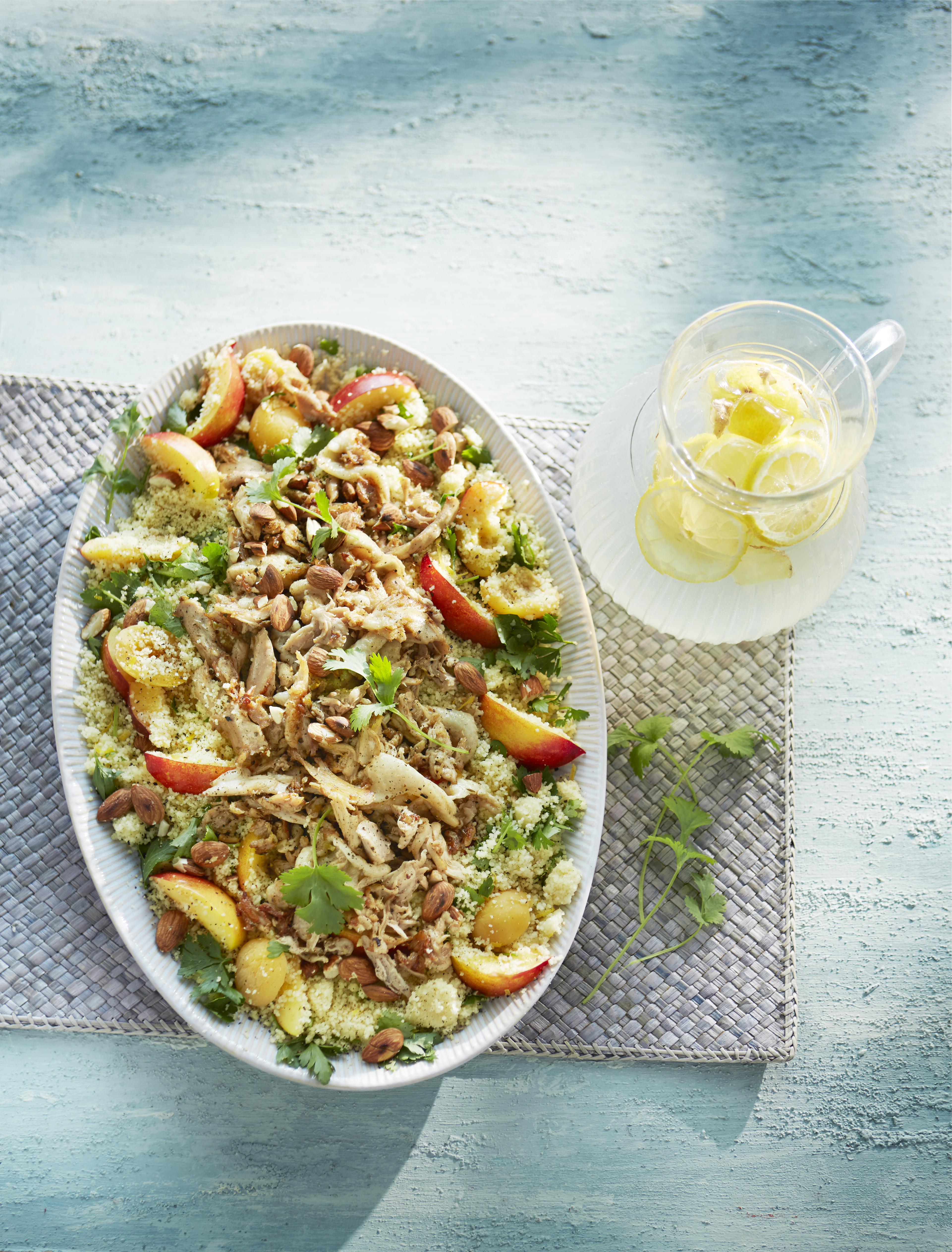 Kruidige couscous met verse abrikozen, nectarine en kip
