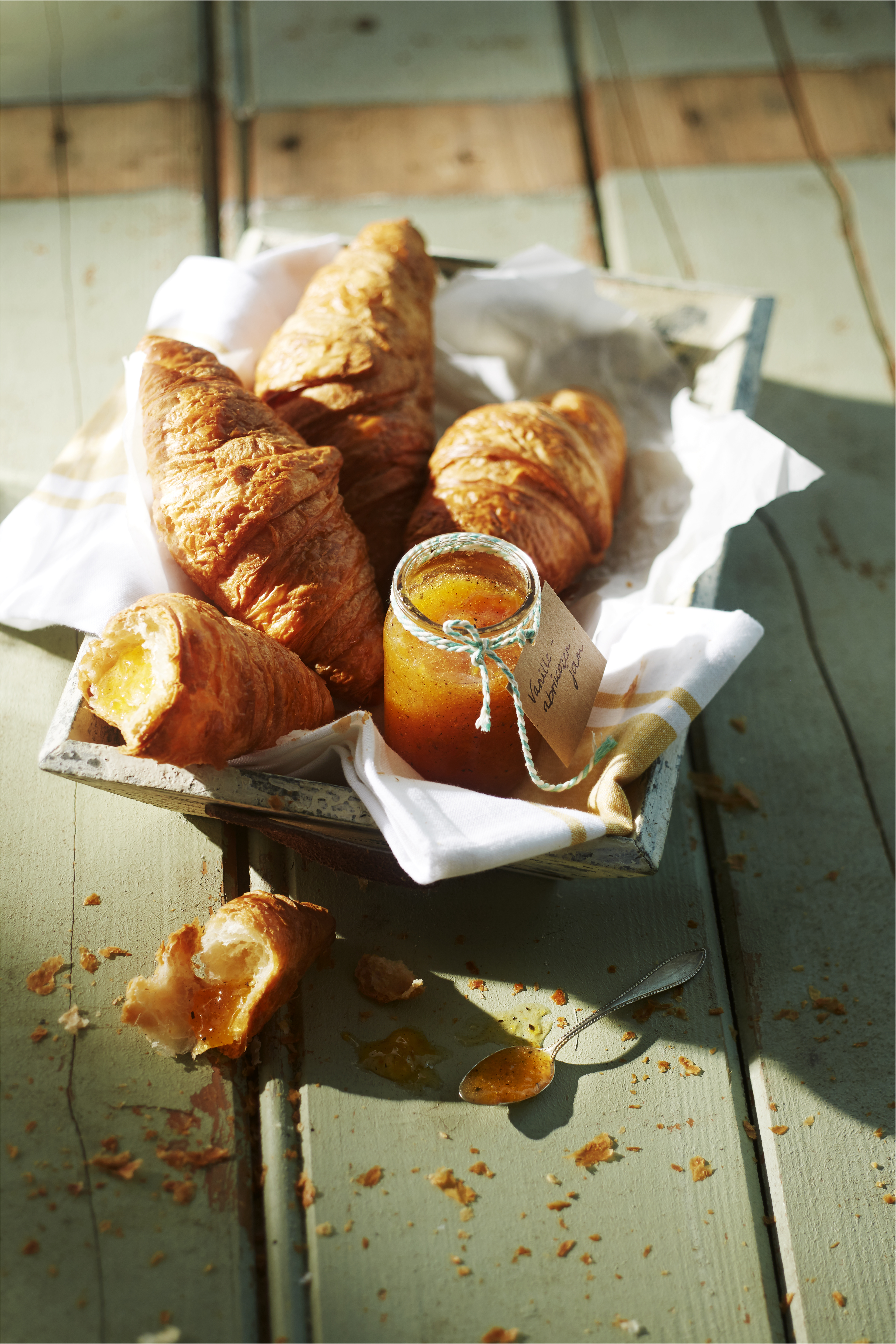Croissants met zelfgemaakte vanille-abrikozenjam