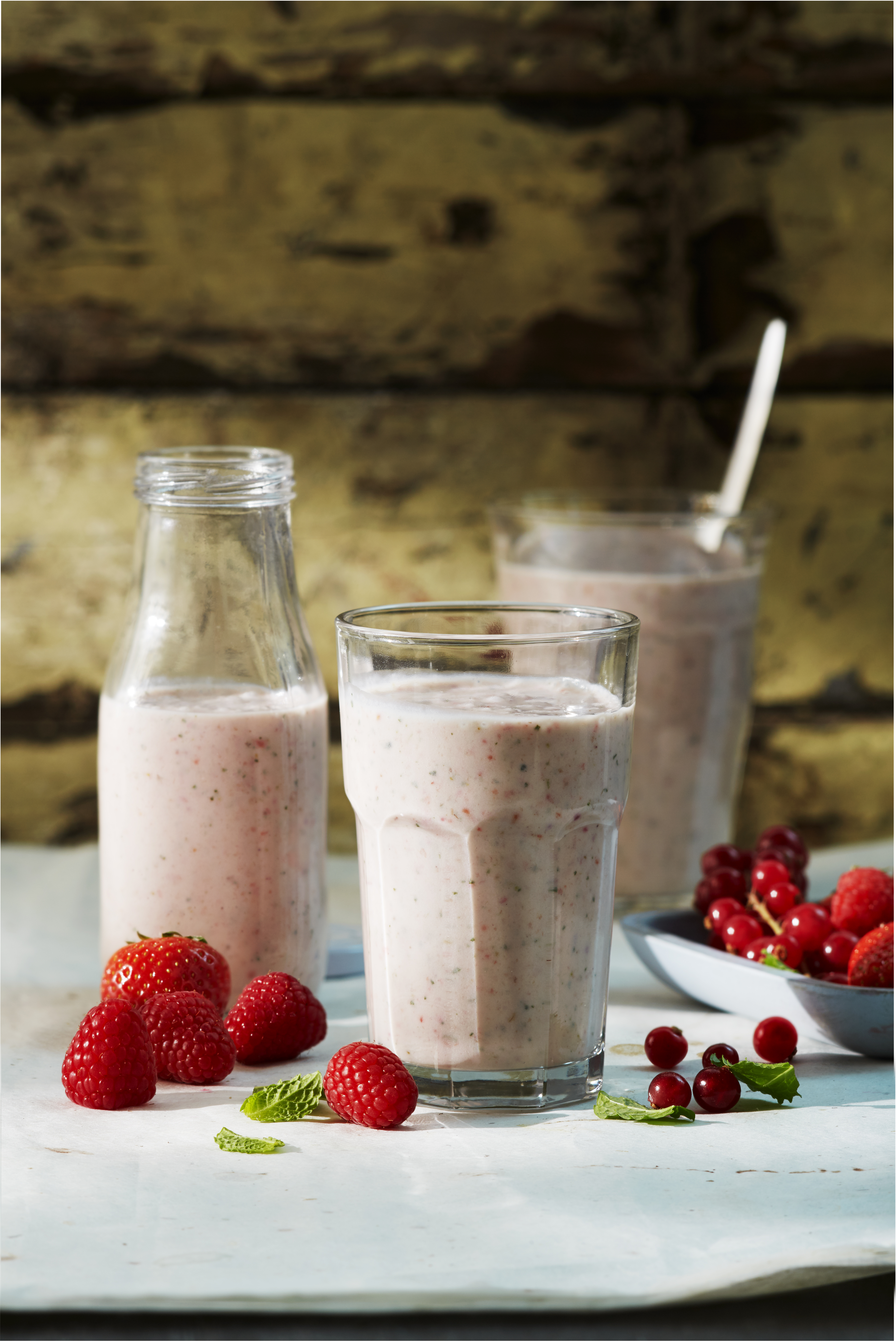 Roodfruit-smoothie met verse munt