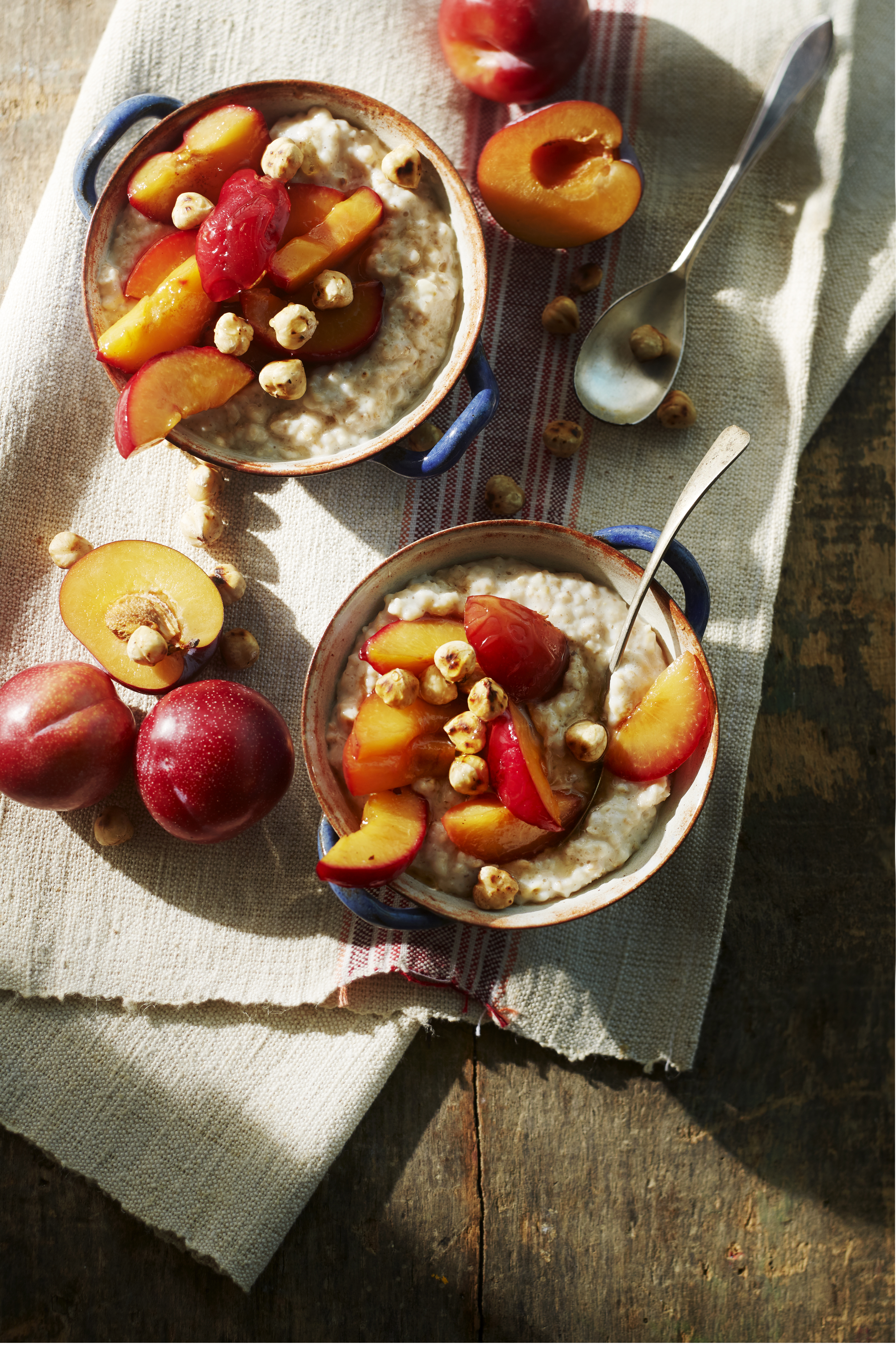 Havermout met geglaceerde pruimen, honing en gehakte noten