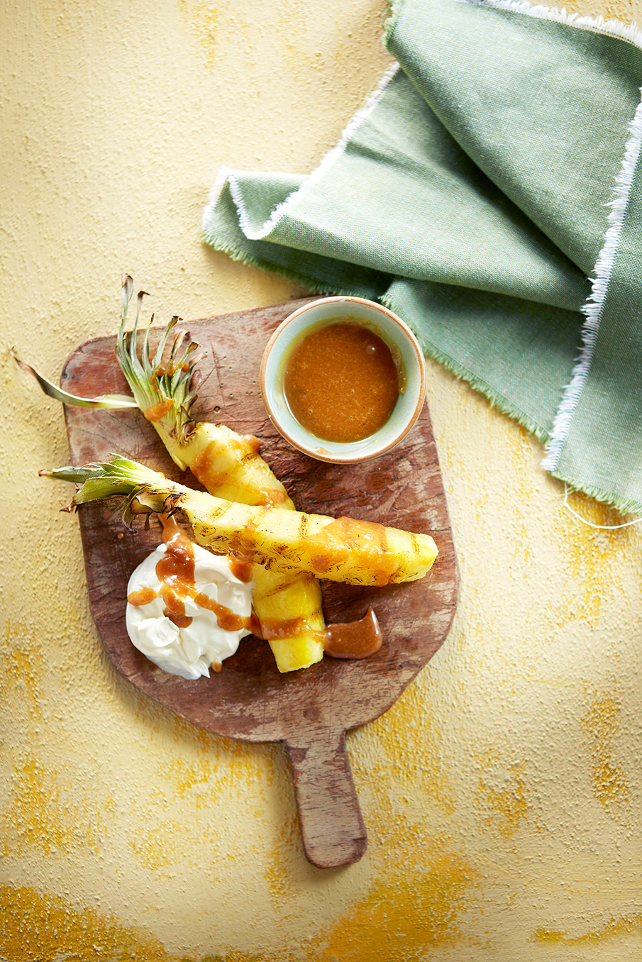 Ananas van de barbecue met karamel-zeezoutdip