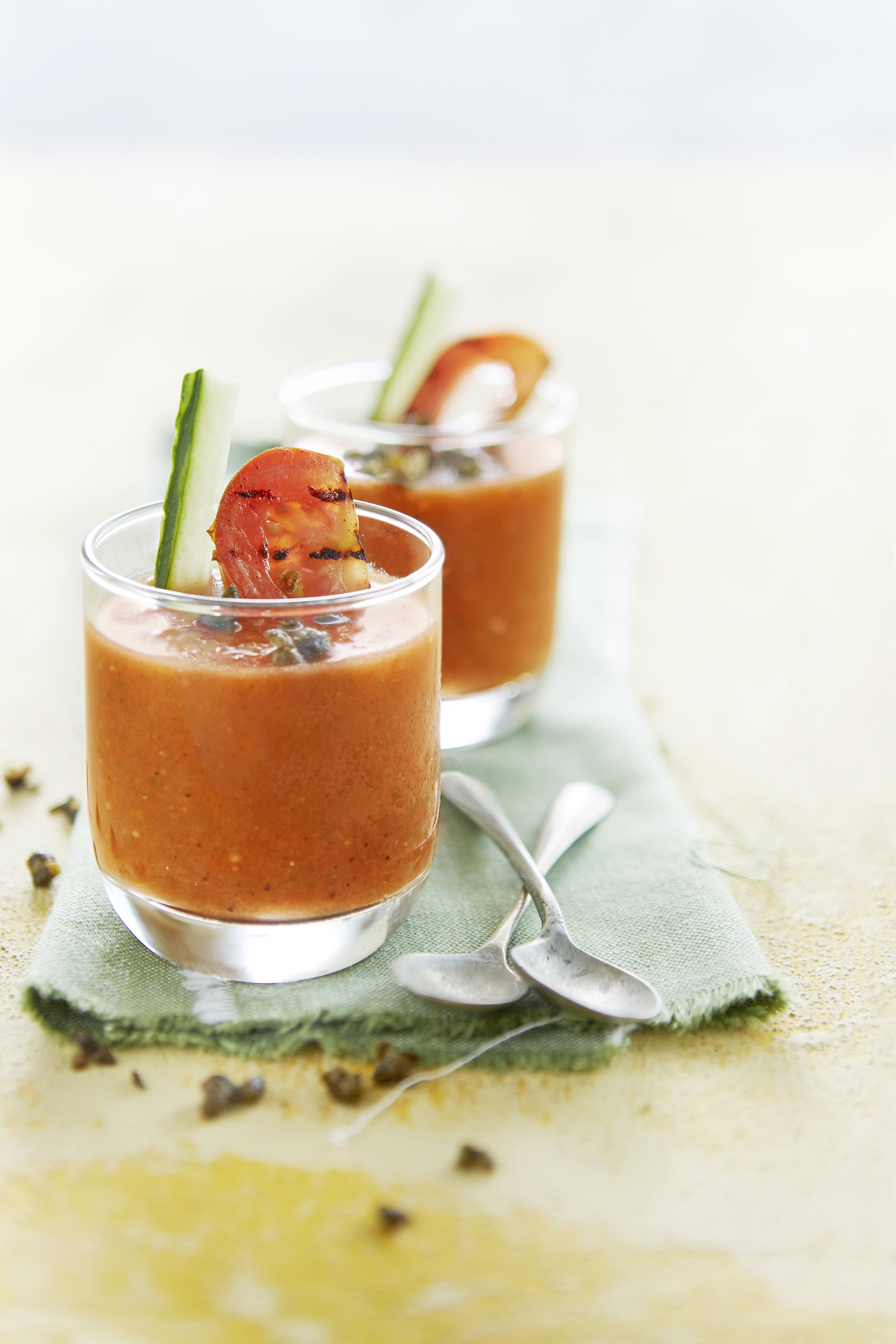 Gazpacho van gegrilde tomaat met knapperige kappertjes