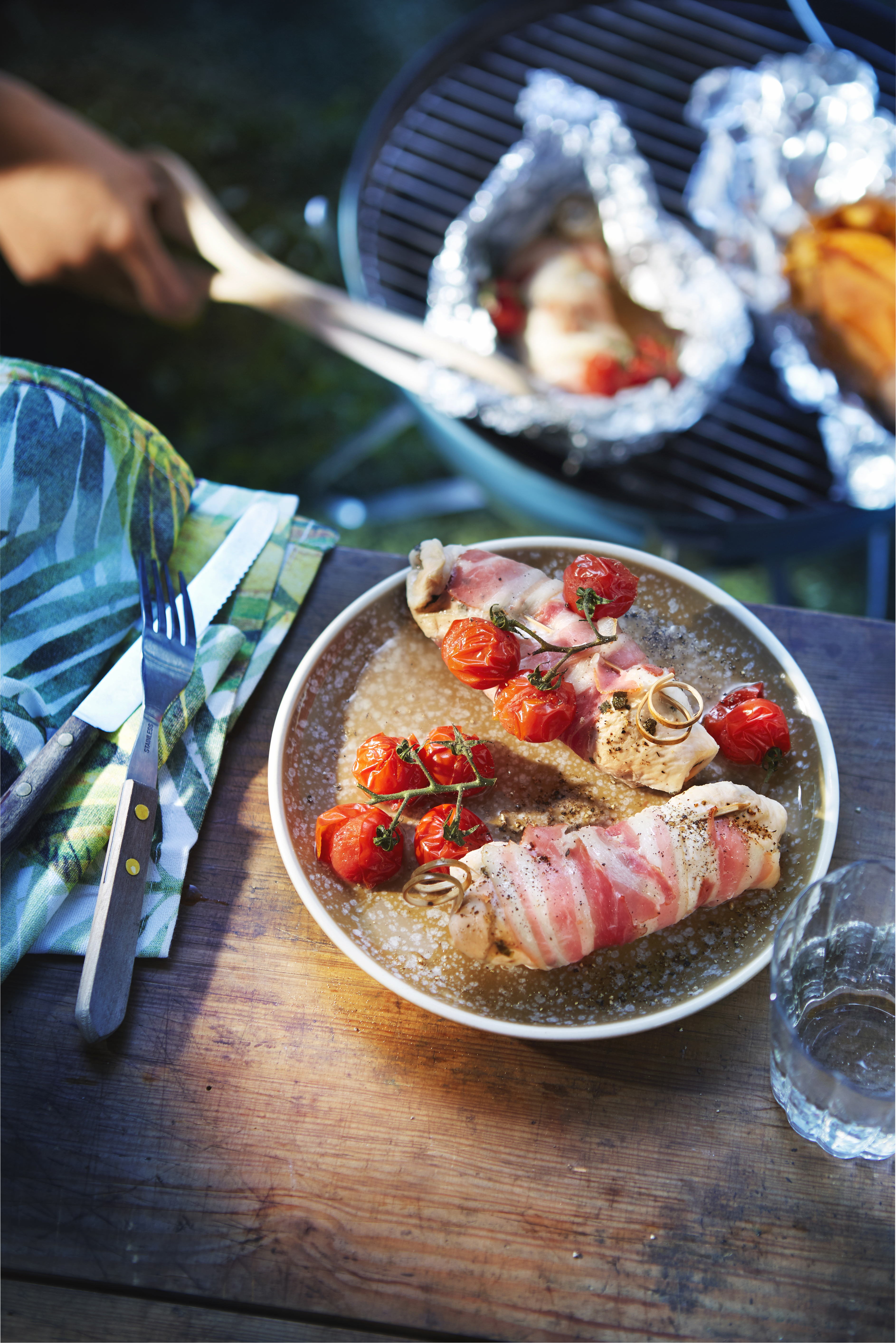 Kip met salie, spek en tomaatjes