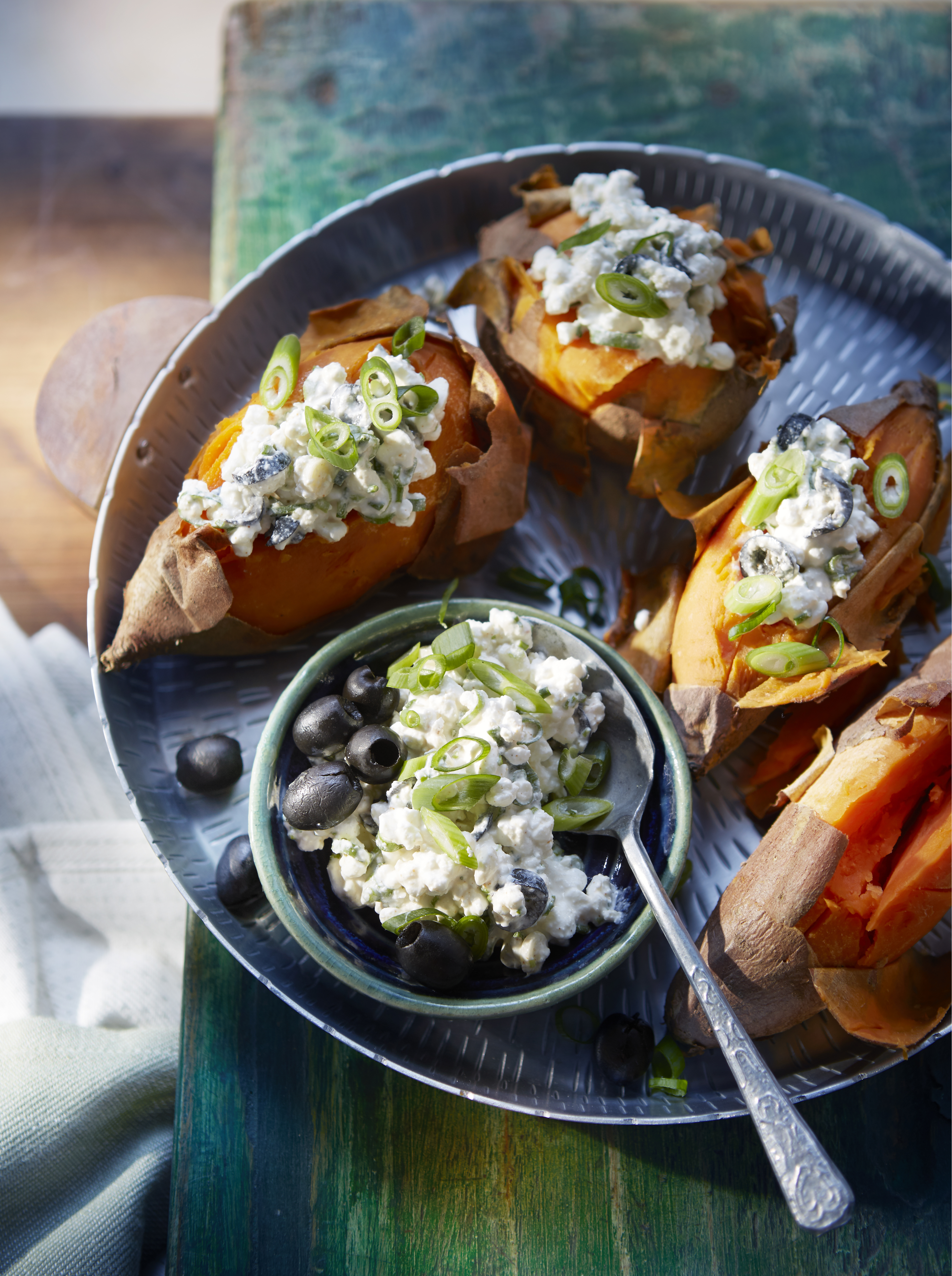 Gepofte zoete aardappel met hüttenkäse en olijven