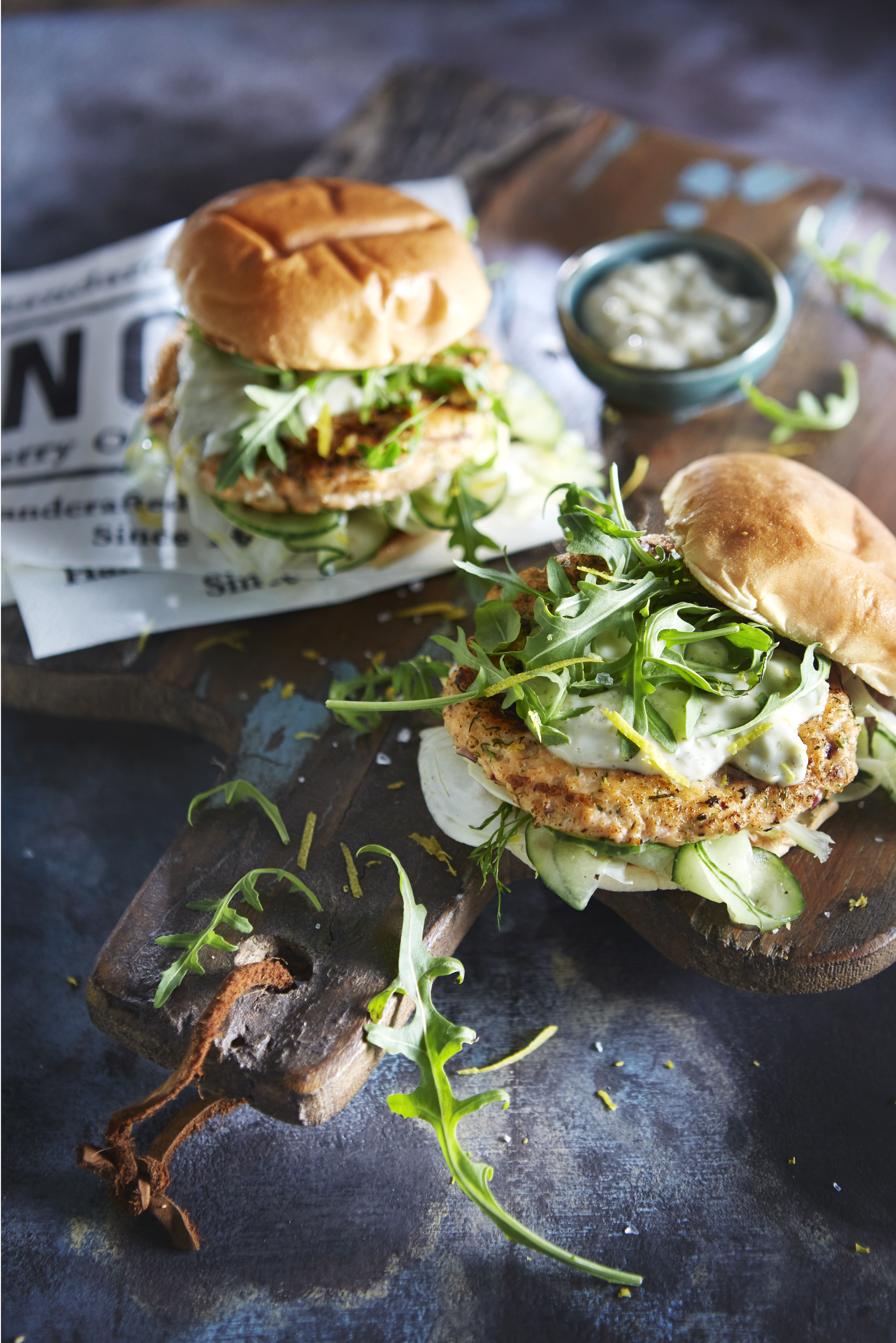 Zalmburger met dille en rode ui