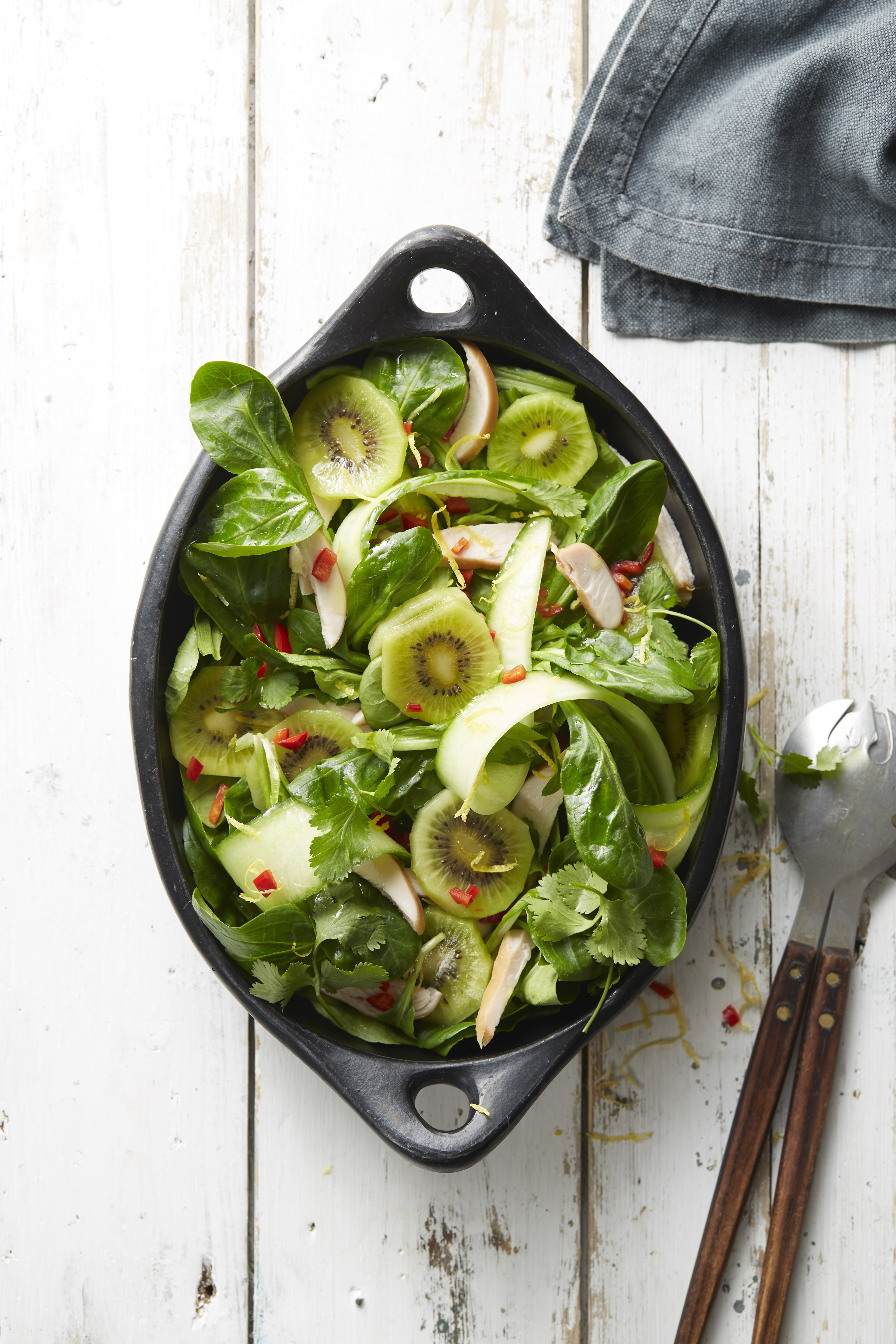 Kiwisalade met kip en komkommer