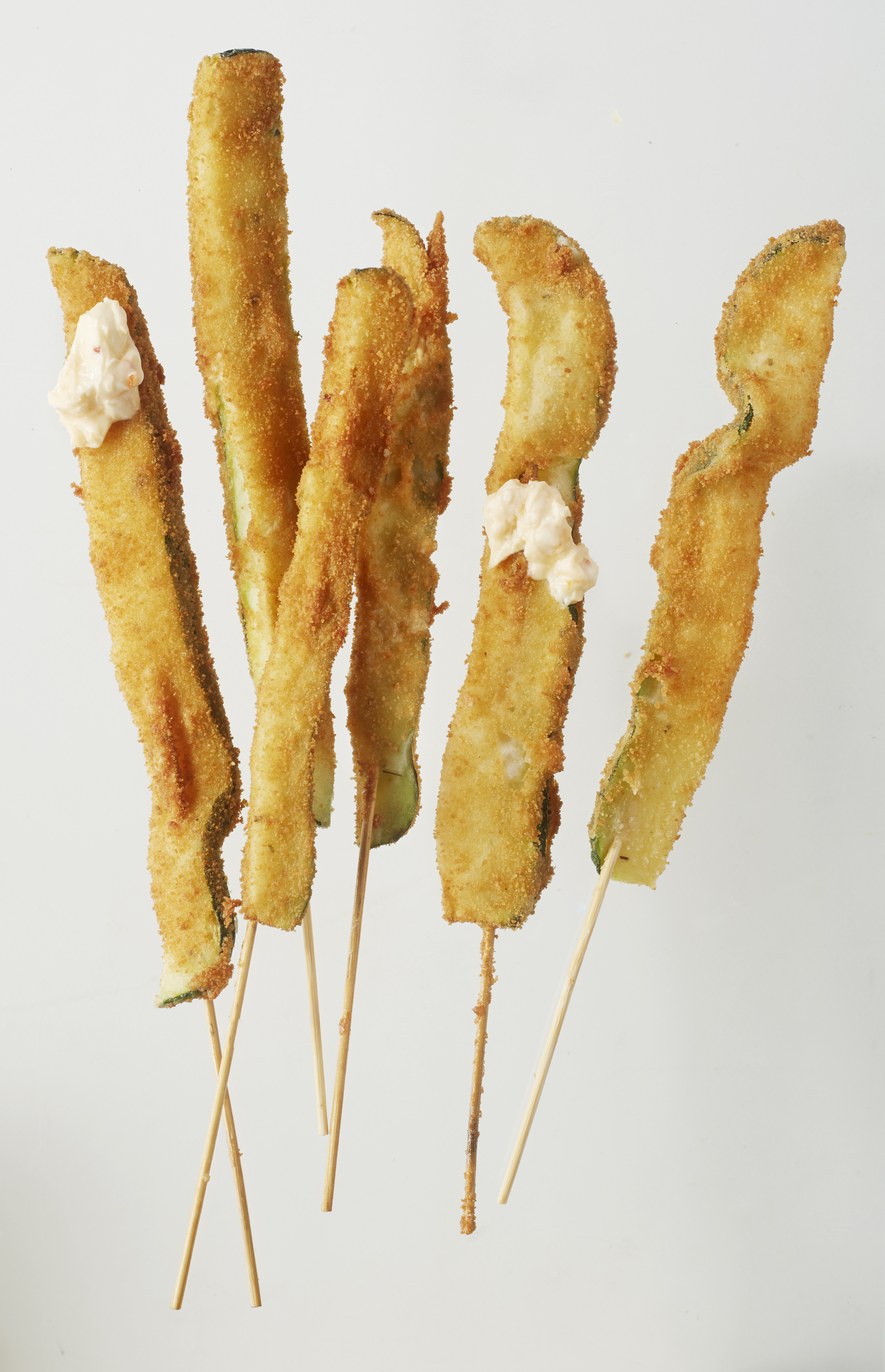 Gillende keukenmeiden met chilidip