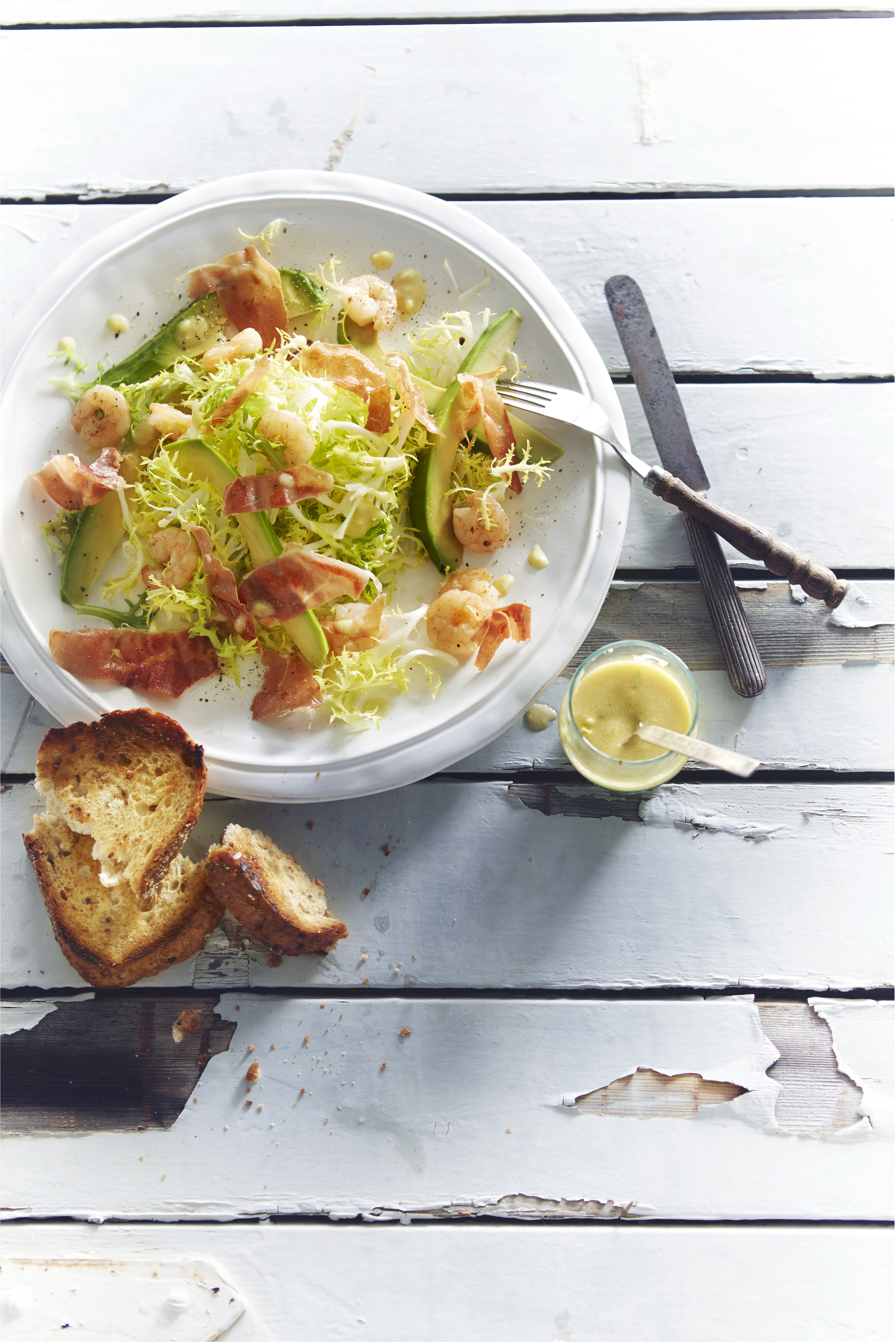 Avocadosalade met krokante parmaham en knoflookgarnalen