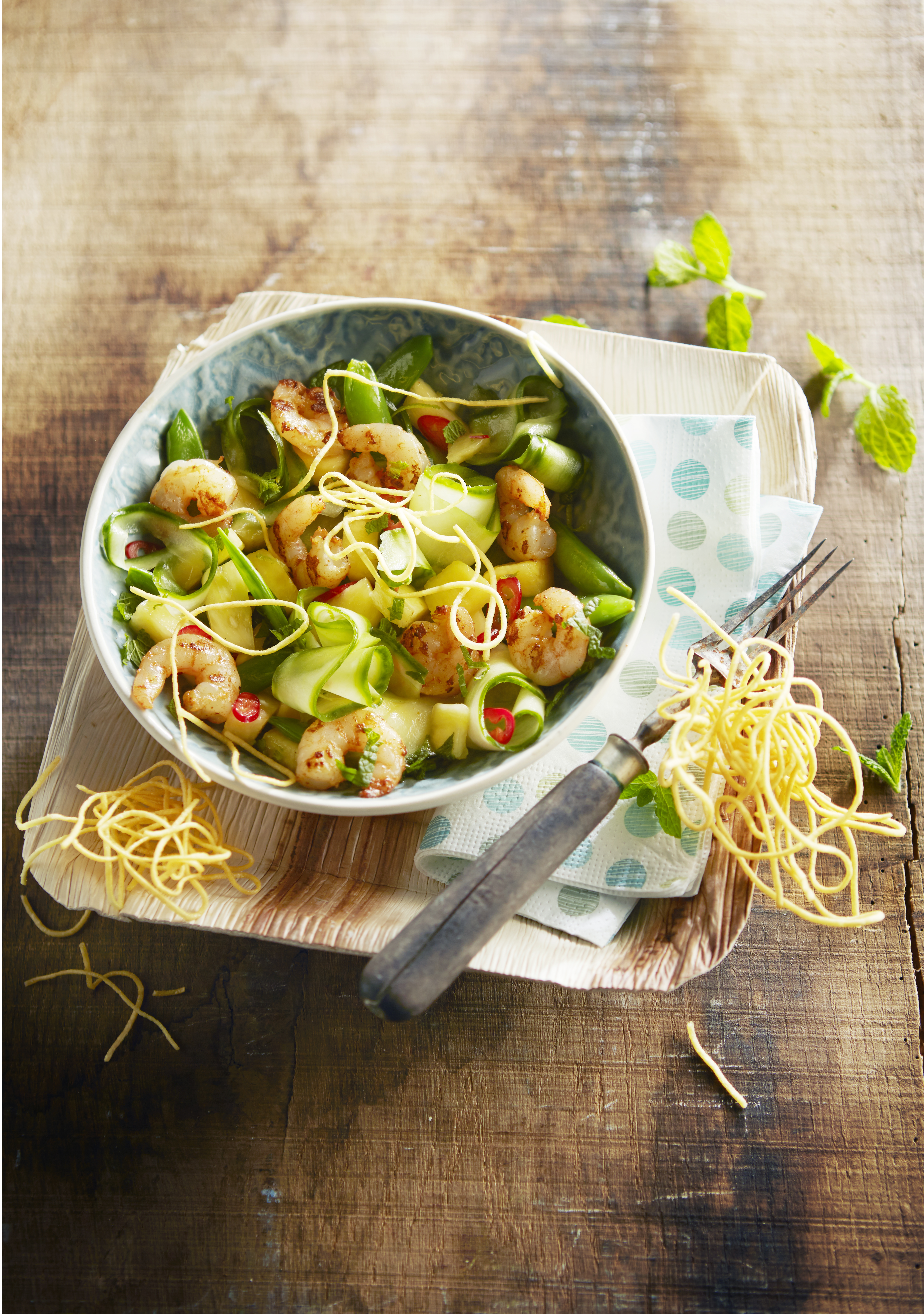 Salade van ananas en gamba's met gefrituurde eiermie