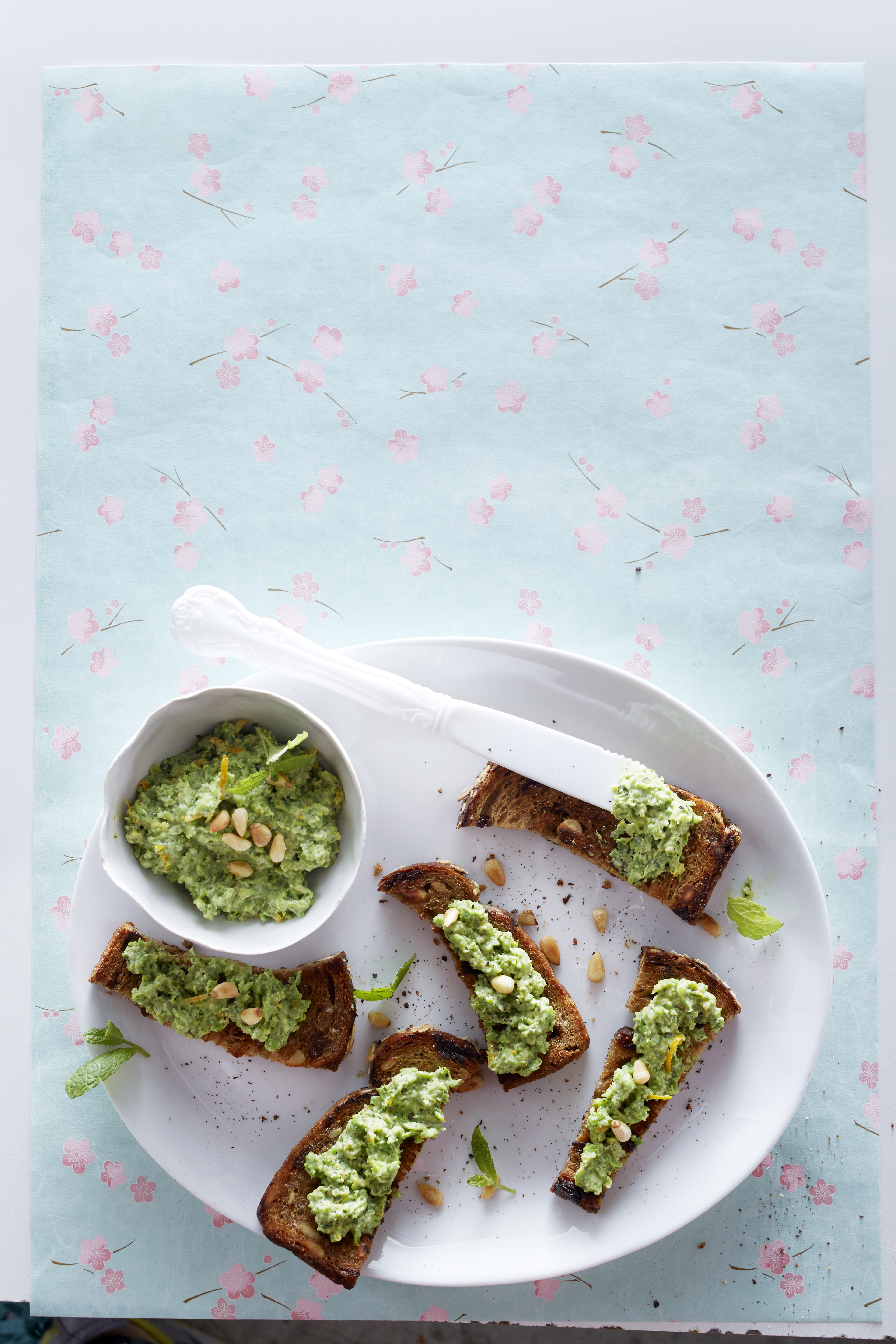 Doperwtengeitenkaasspread met mueslibrood