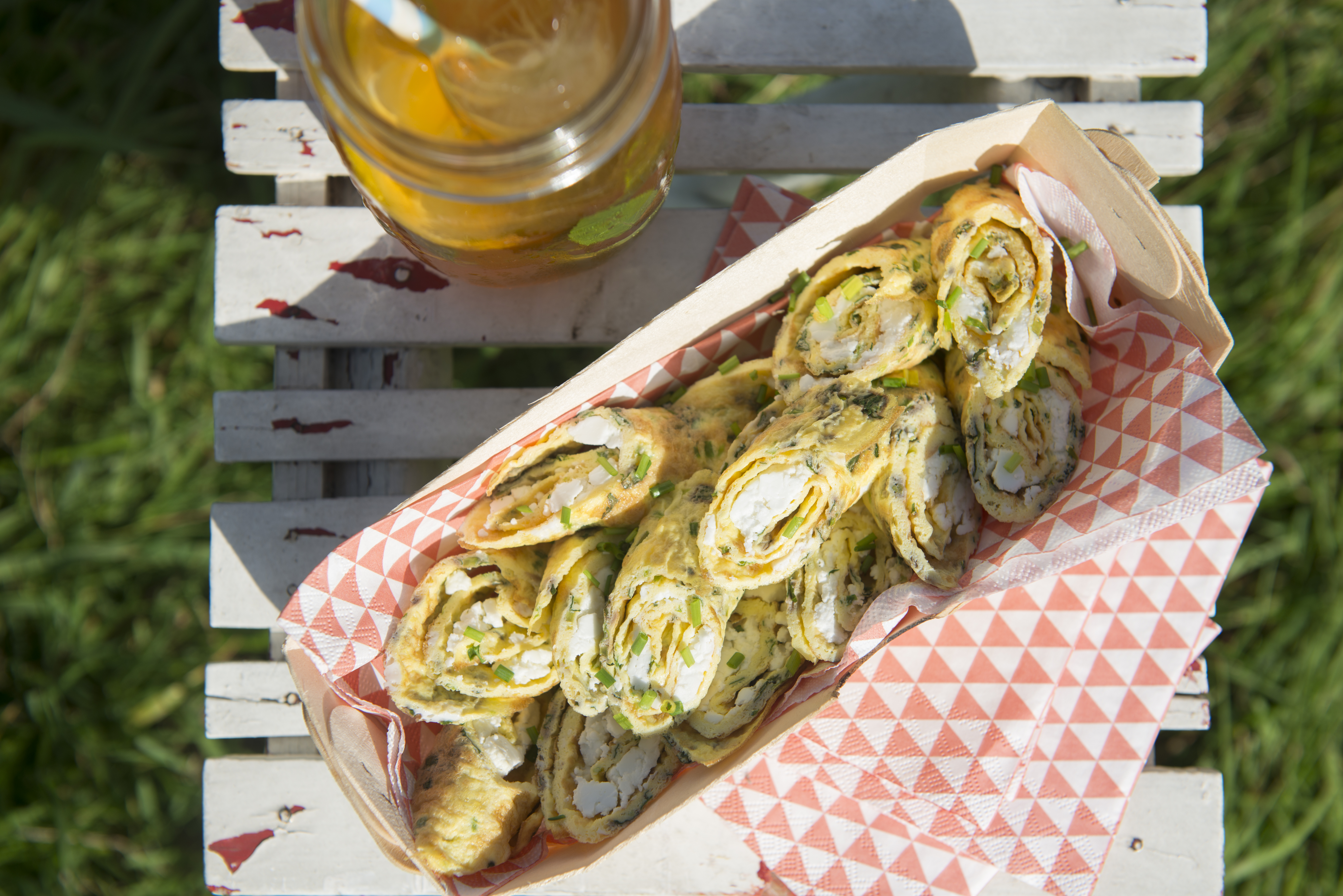 Omeletrolletjes met feta en kruiden