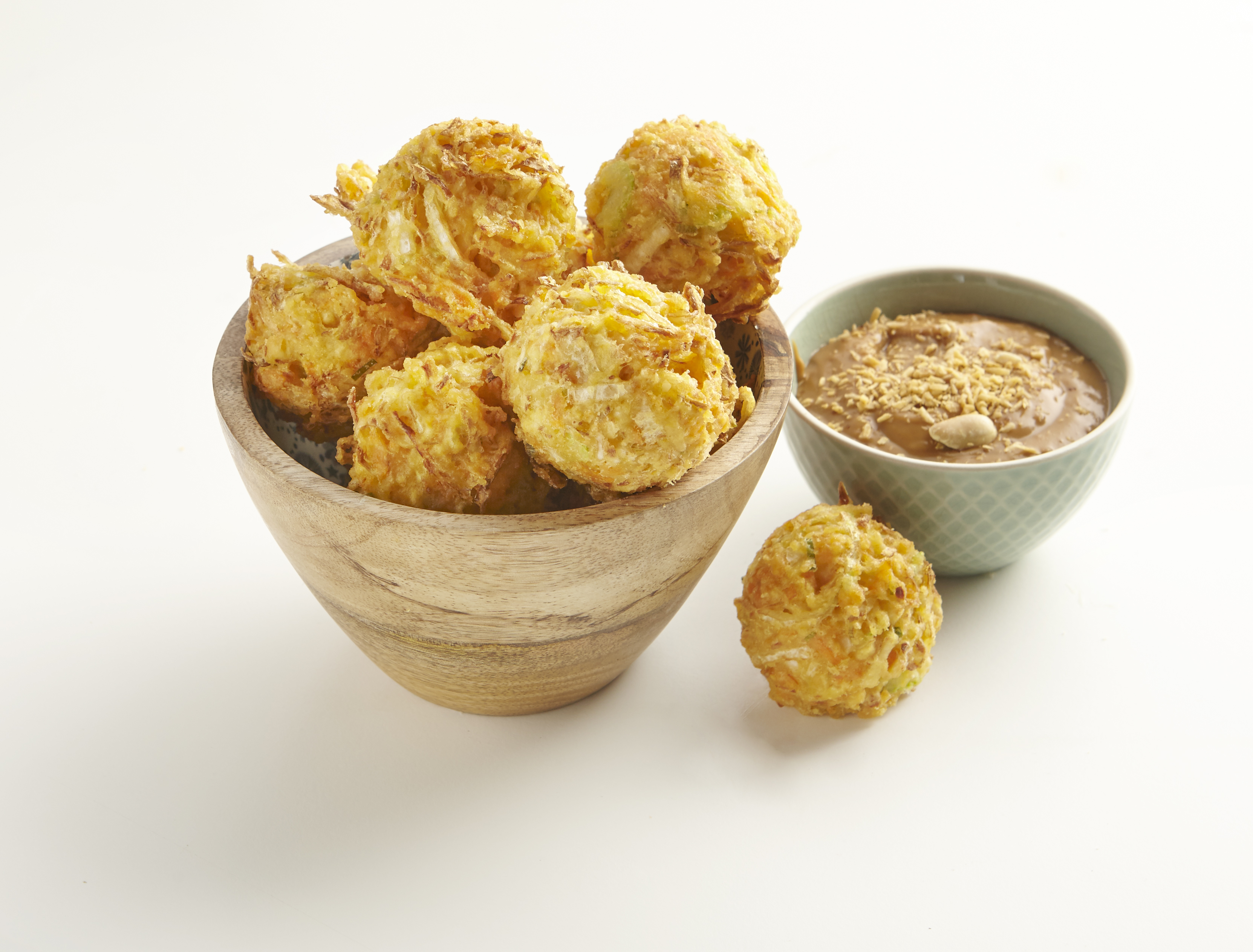 Krokante groentebolletjes met satésaus