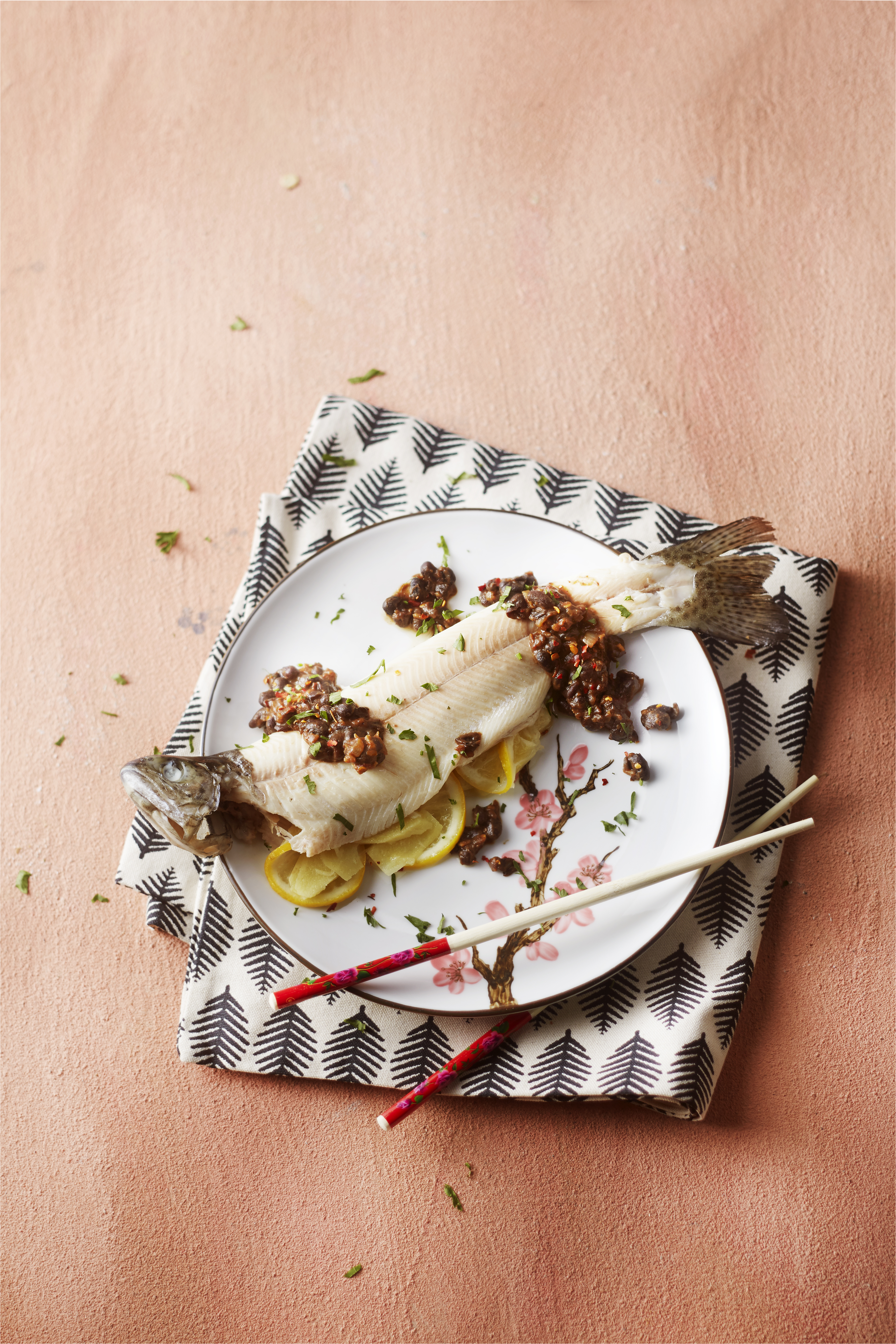 Gestoomde vis met zwarte bonen