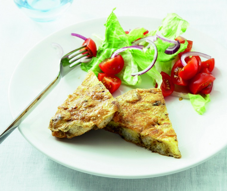 Broodomelet met knoflook en tuinkruiden