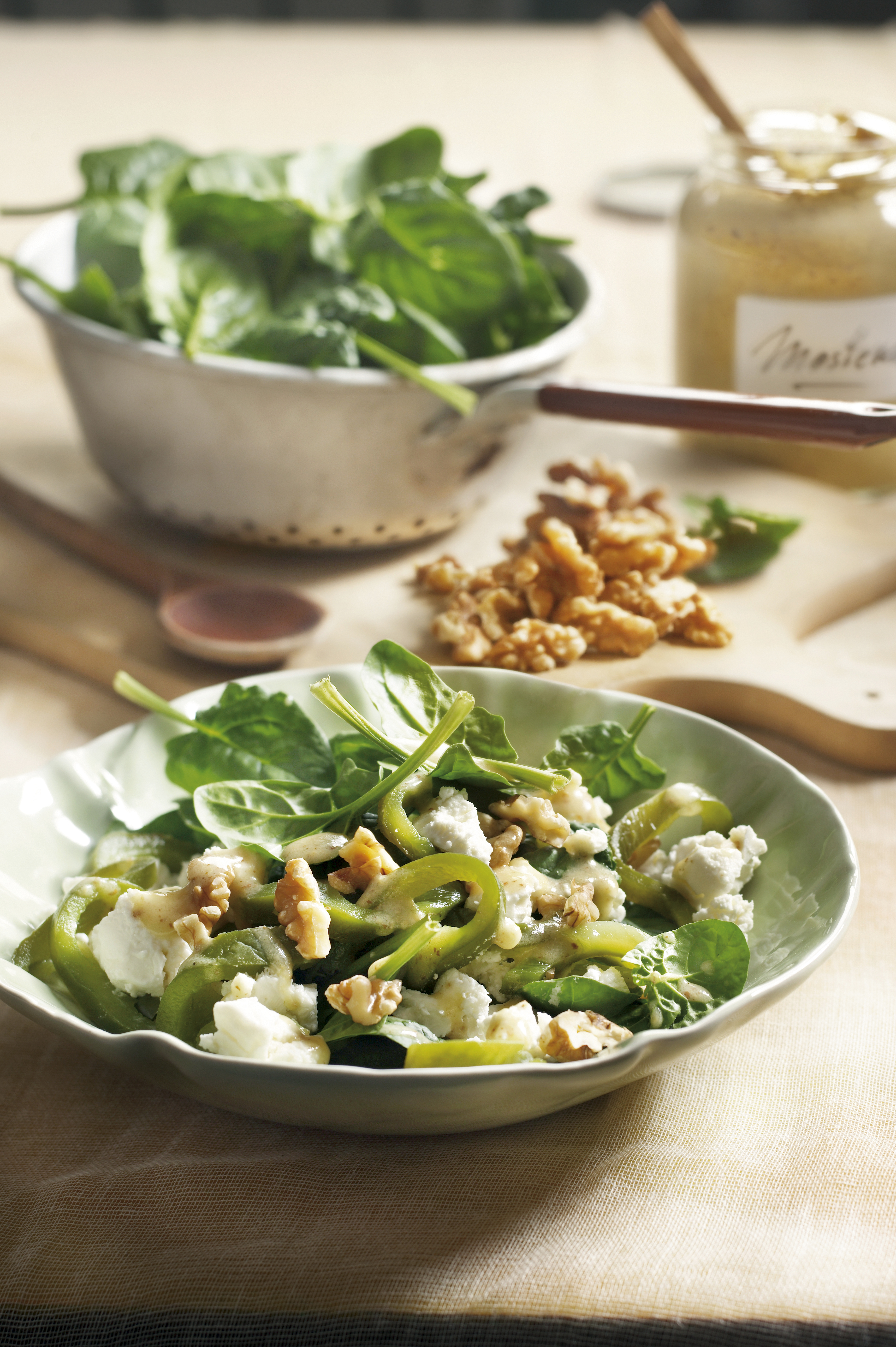 Spinaziesalade met geroosterde groene paprika, feta en walnoten