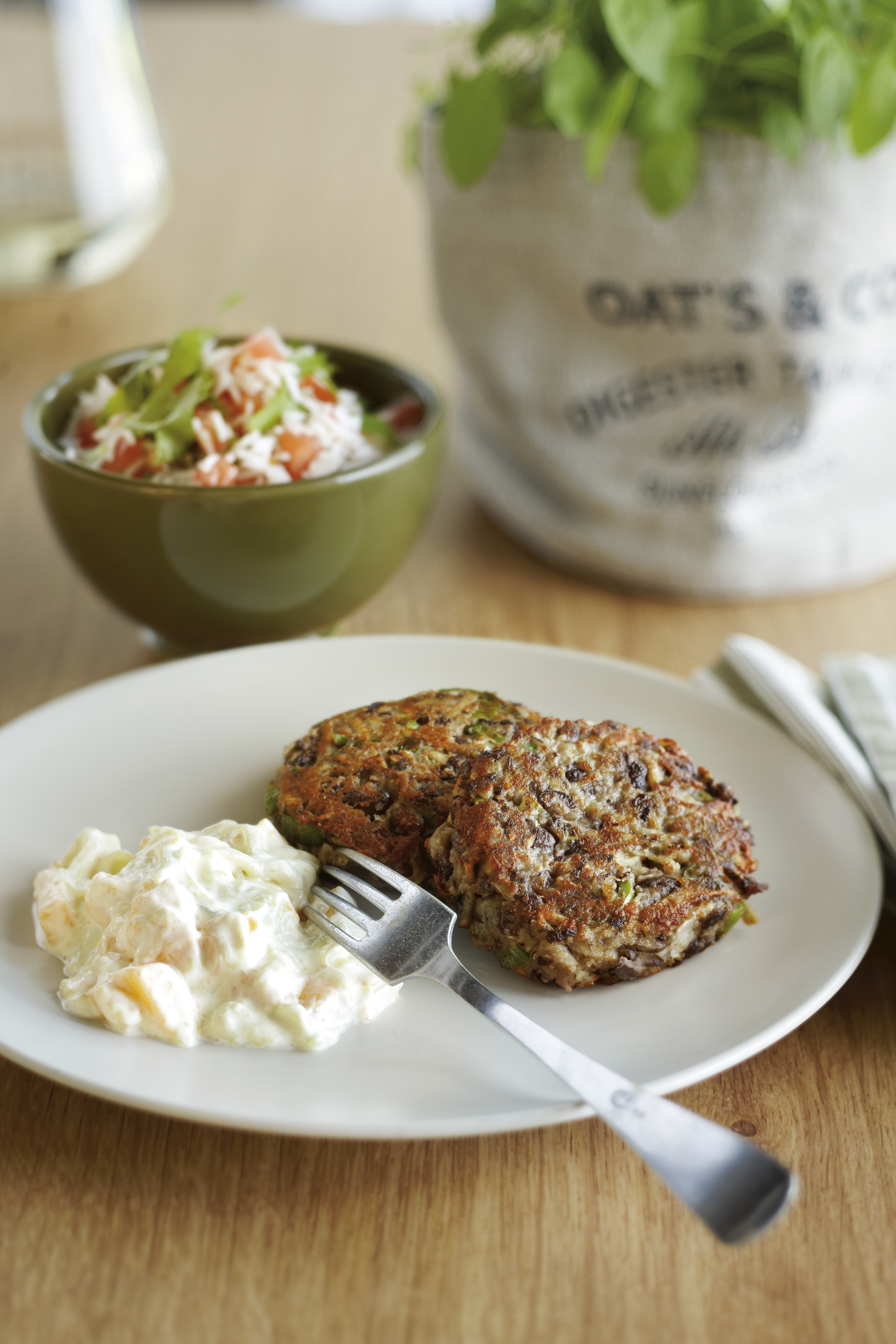 Bonenkoeken met mango-komkommerroom en korianderrijst